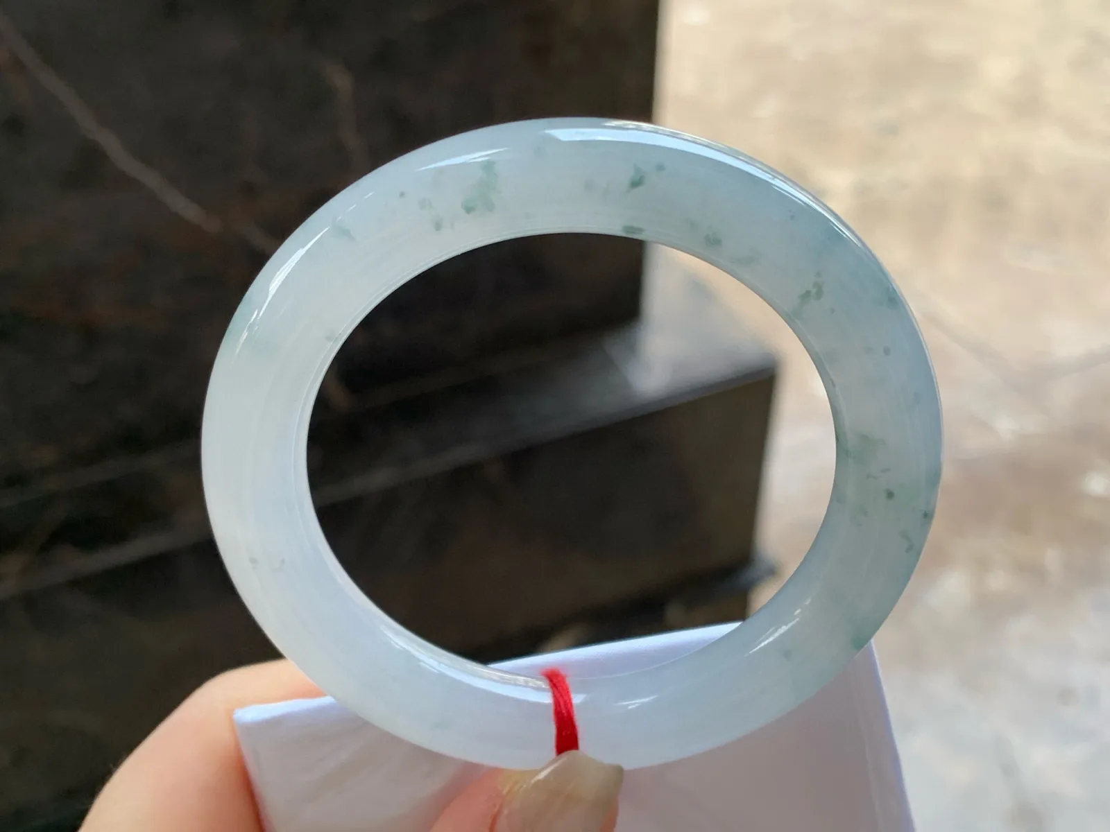 飘花圆条手镯
尺寸：54.4-10.5mm
水润十足～飘花点缀上手漂亮