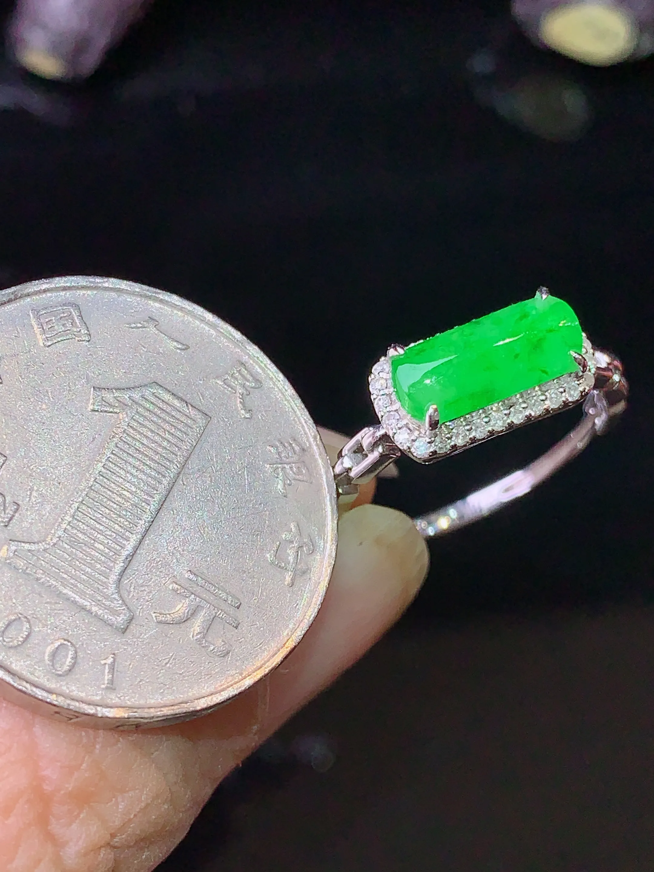 18k金钻镶嵌翠绿玉柱戒指 玉质细腻 色泽清新艳丽  圈口14.5整体尺寸6.6*12.2*5.5