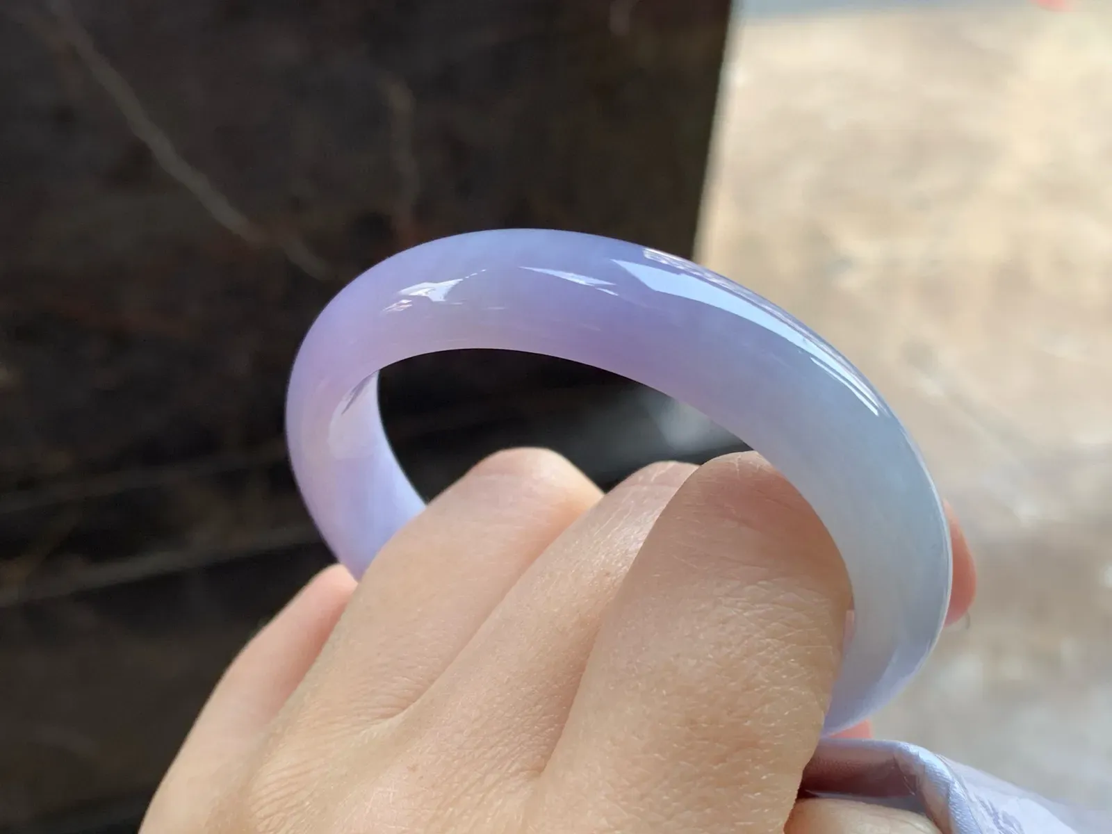 紫罗兰贵妃镯
尺寸：53-12.3-7.2mm
底子细腻干净～正圈50 51可以戴上手好看