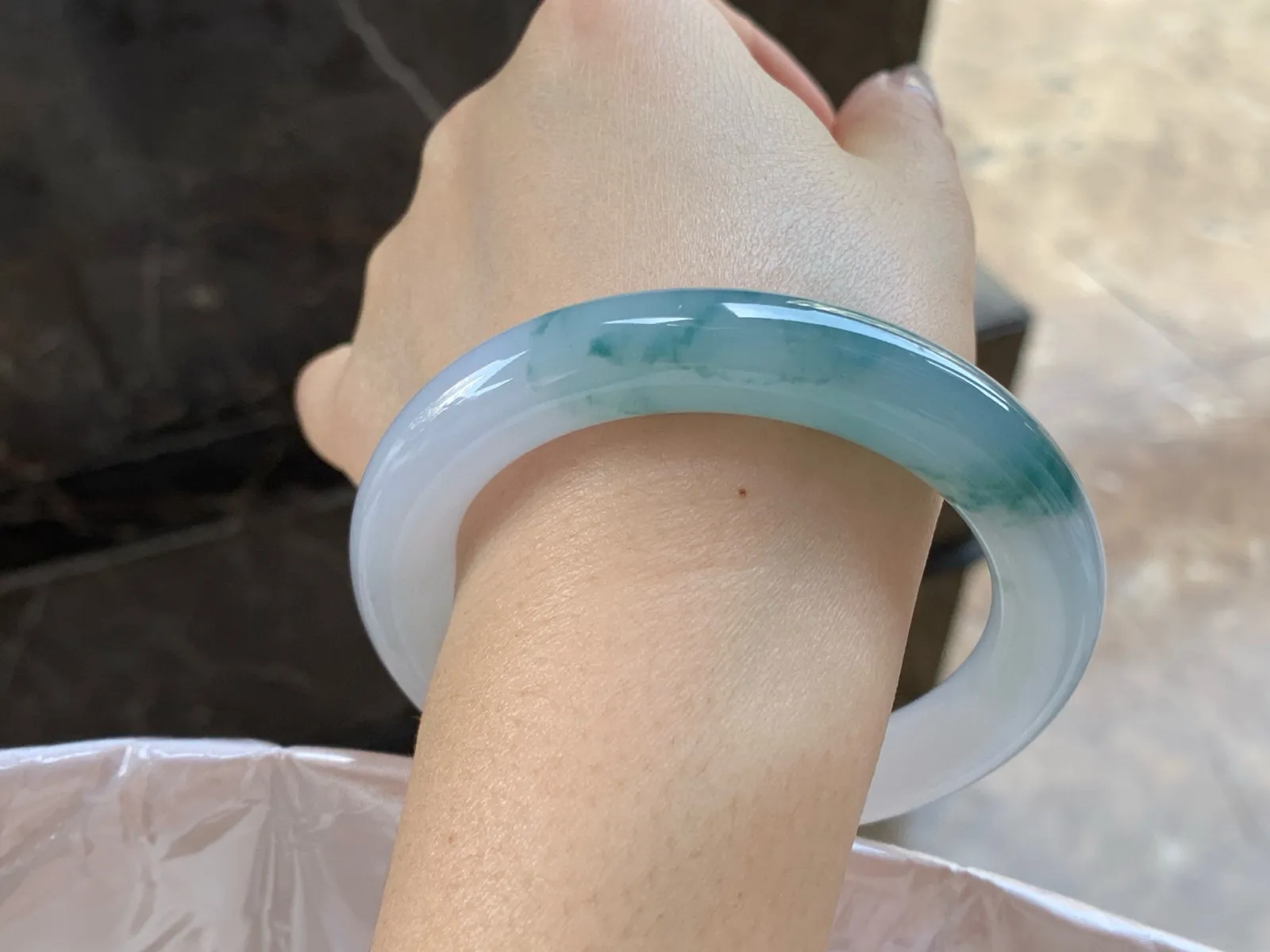 飘蓝花圆条手镯
尺寸：56.6-10.8mm
底子细腻干净～蓝花点缀很清秀