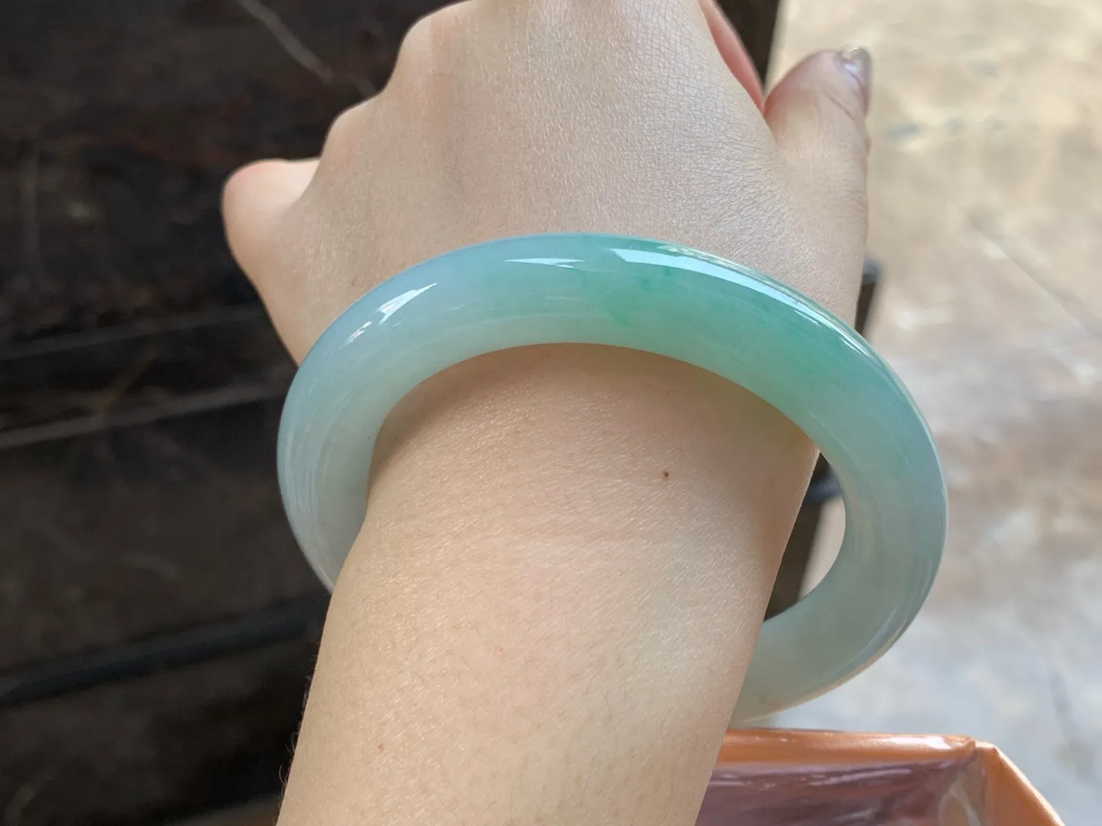 带色圆条手镯
尺寸：58.5-11.6mm
底子细腻干净～大圈口