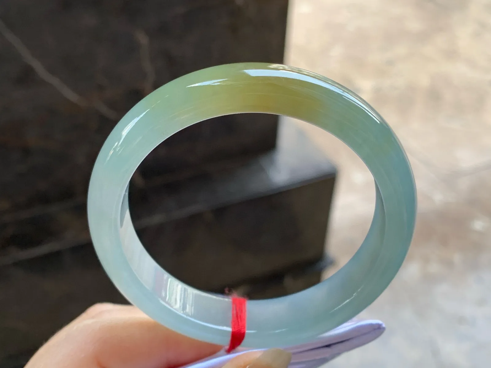 黄翡手镯
尺寸：58-13.2-8mm
种老肉细～特色镯无瑕疵