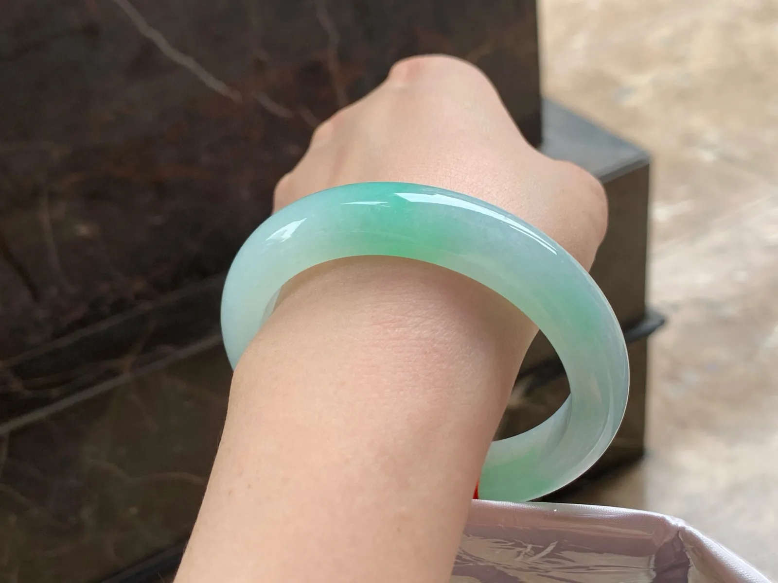 糯冰带色手镯
尺寸：58.6-13-9.2mm
颜色漂亮，种好水润，上手好看