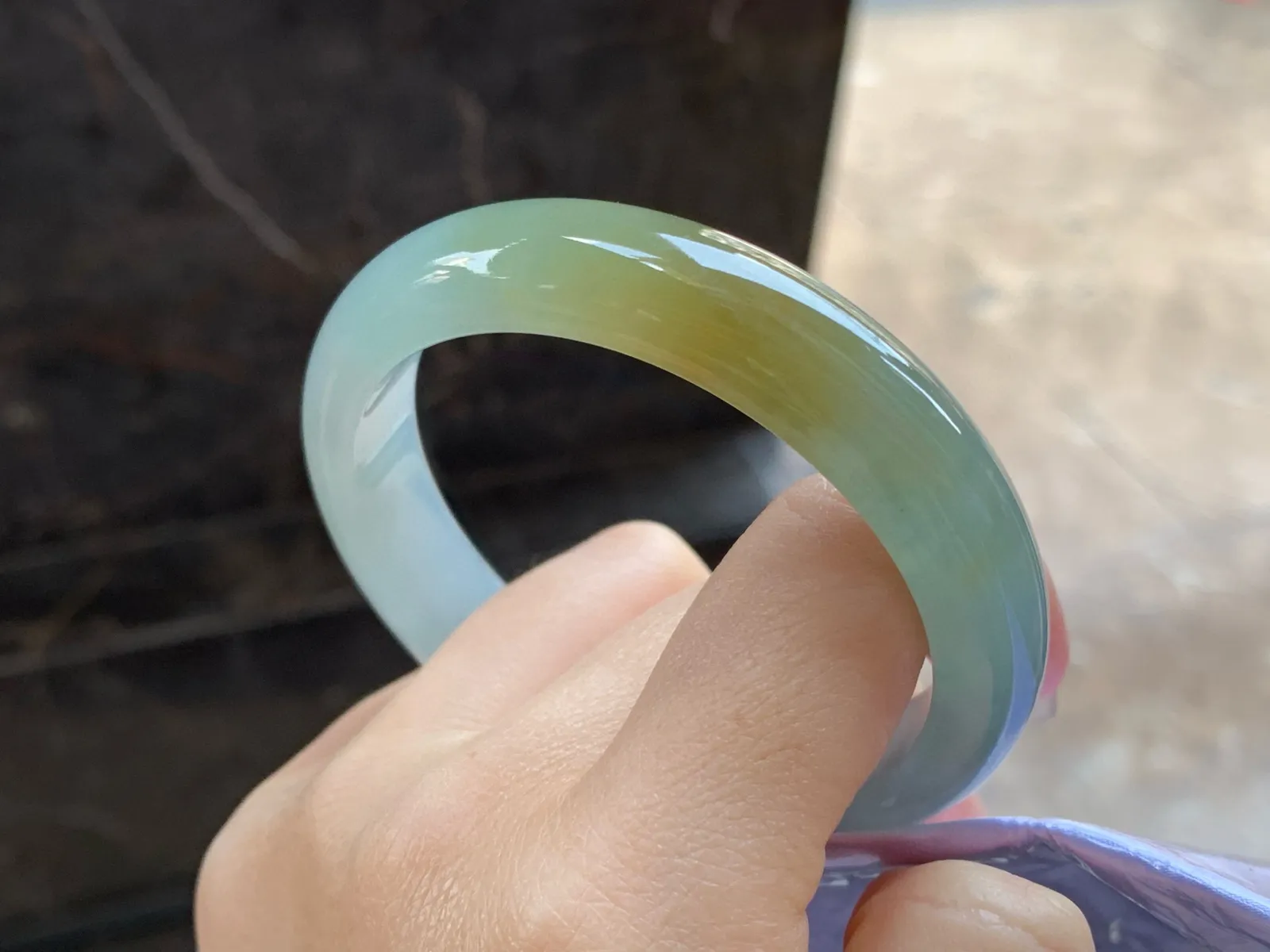 黄翡手镯
尺寸：58-13.2-8mm
种老肉细～特色镯无瑕疵
