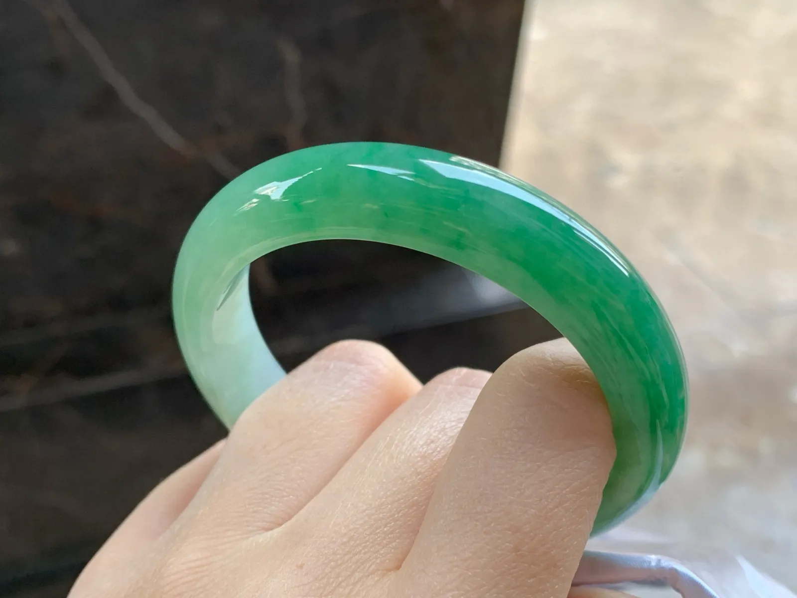 带色手镯
尺寸：55.5-12.6-8.2mm
底子细腻干净～一段绿色浓郁上手好看