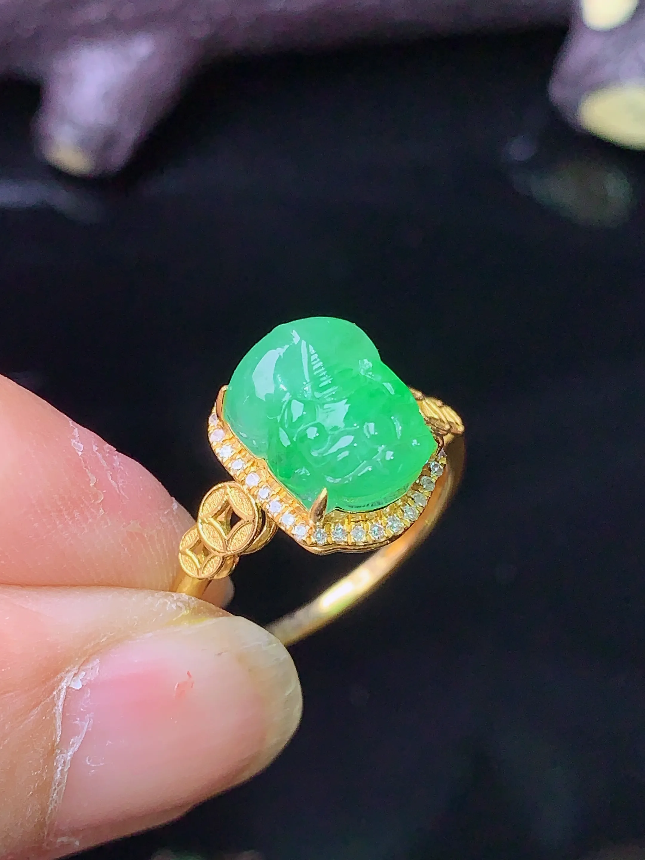 18k金钻镶嵌翠绿貔貅戒指 玉质细腻 色泽清新艳丽  圈口14.5 整体尺寸12*10.5*7.5