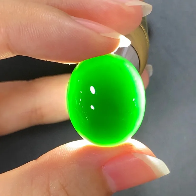 缅甸墨翠蛋面裸石戒面，黑度极黑 种老起胶 肉质细腻 打灯冰冰透透 色正阳绿 尺寸大