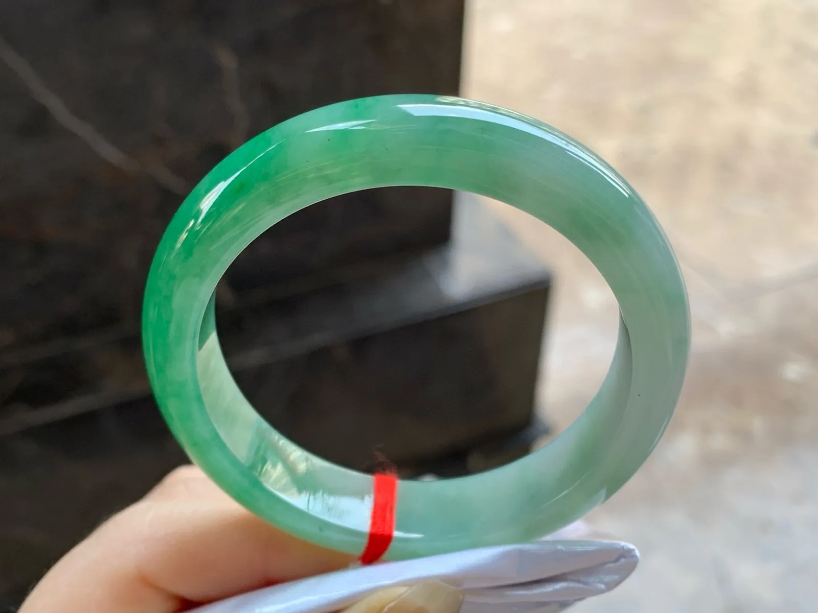 带色手镯
尺寸：55.5-12.6-8.2mm
底子细腻干净～一段绿色浓郁上手好看