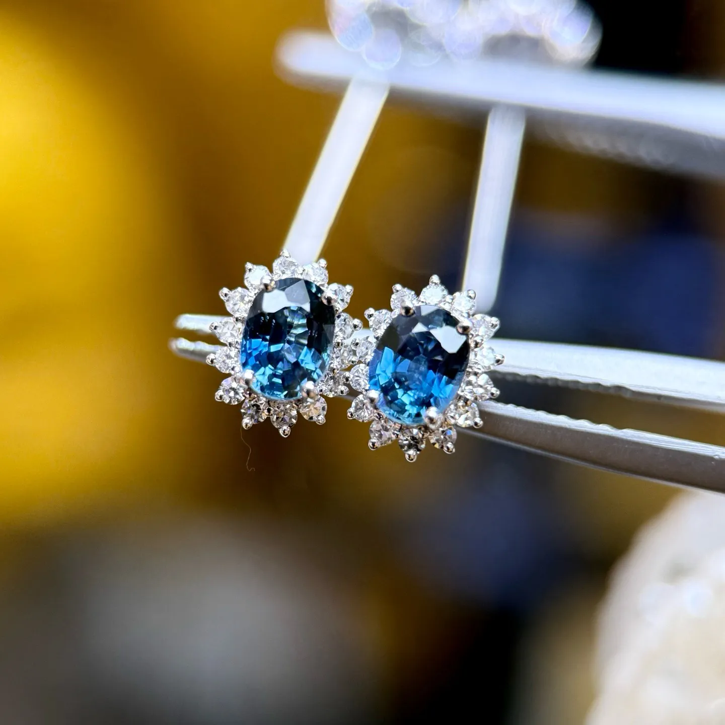 天然蓝宝石耳钉，18k金配天然南非真钻镶嵌，上耳效果好。
主石：0.93ct，配钻：28p，总重：1.08g