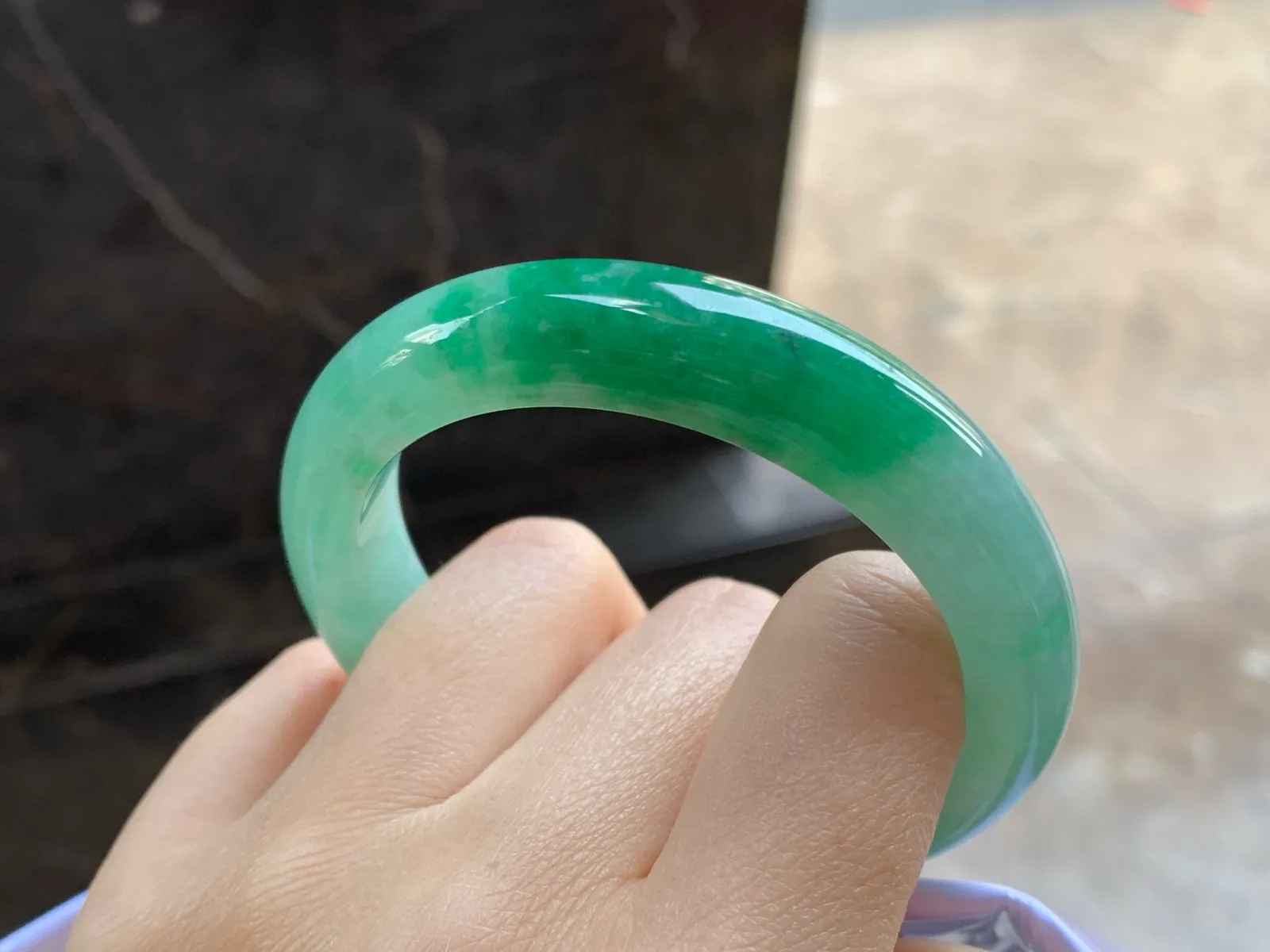 带色手镯
尺寸：53.6-11.8-8.5mm
有种有色～绿色浓郁 上手好看