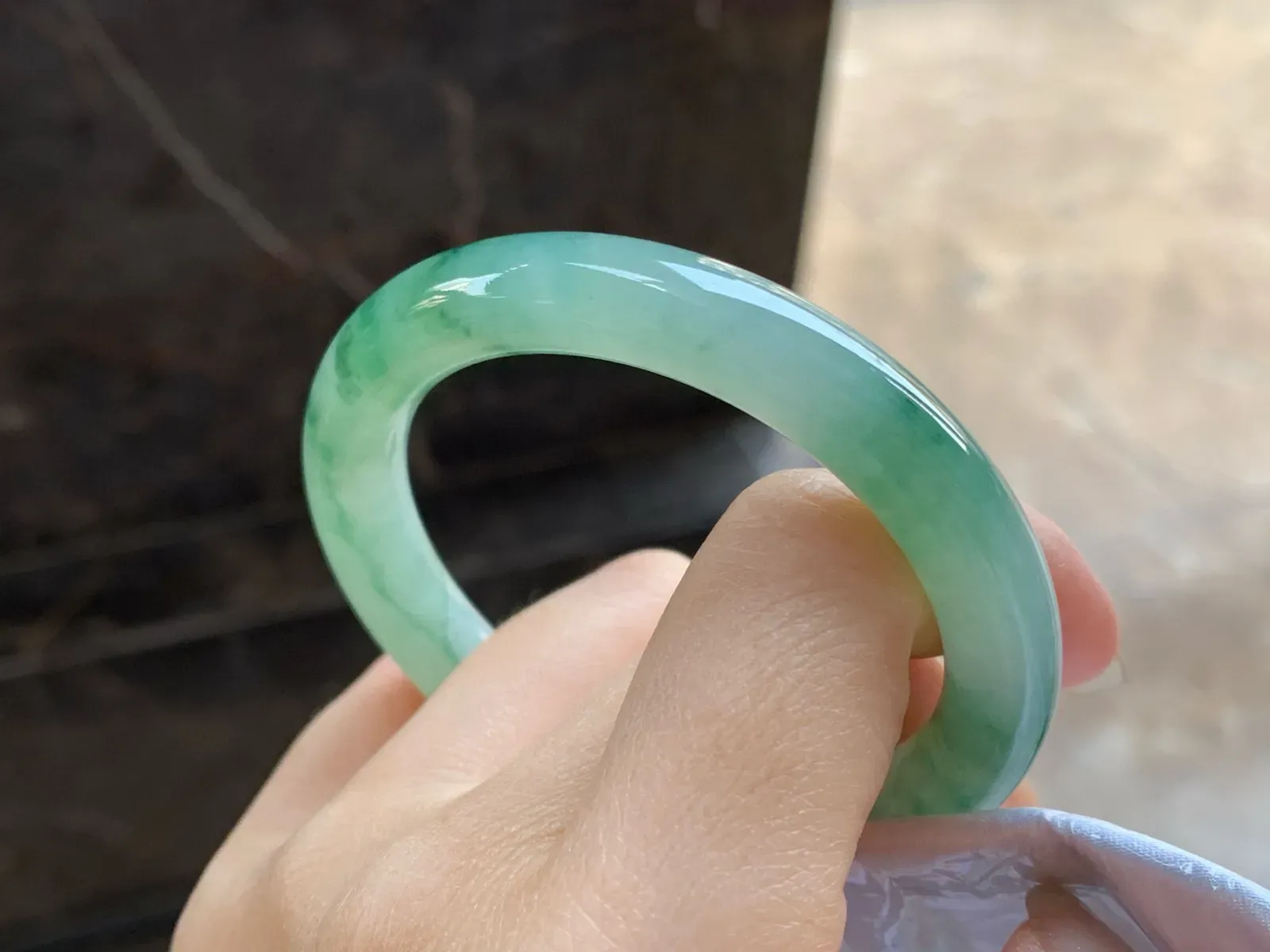 飘绿花圆条手镯
尺寸：50.7-9.3-8.6mm
底子细腻干净～绿花点缀上手好看