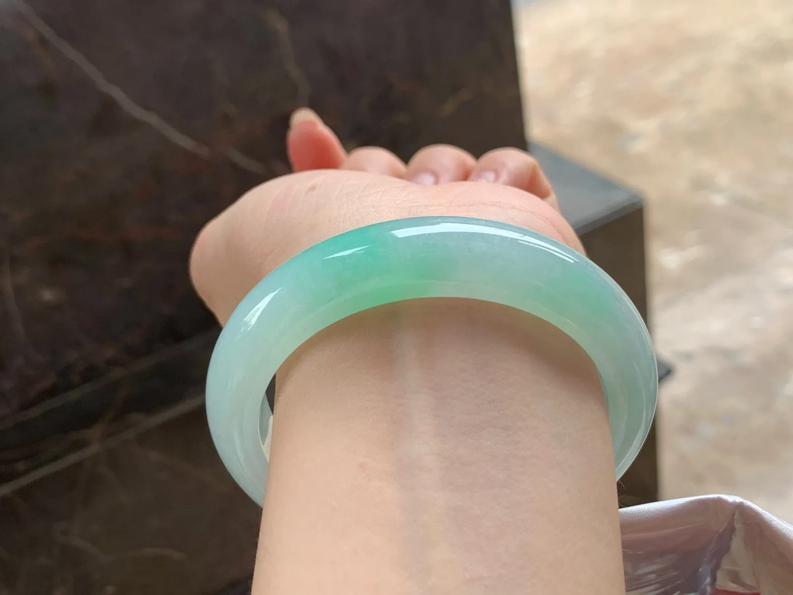 糯冰带色手镯
尺寸：58.6-13-9.2mm
颜色漂亮，种好水润，上手好看