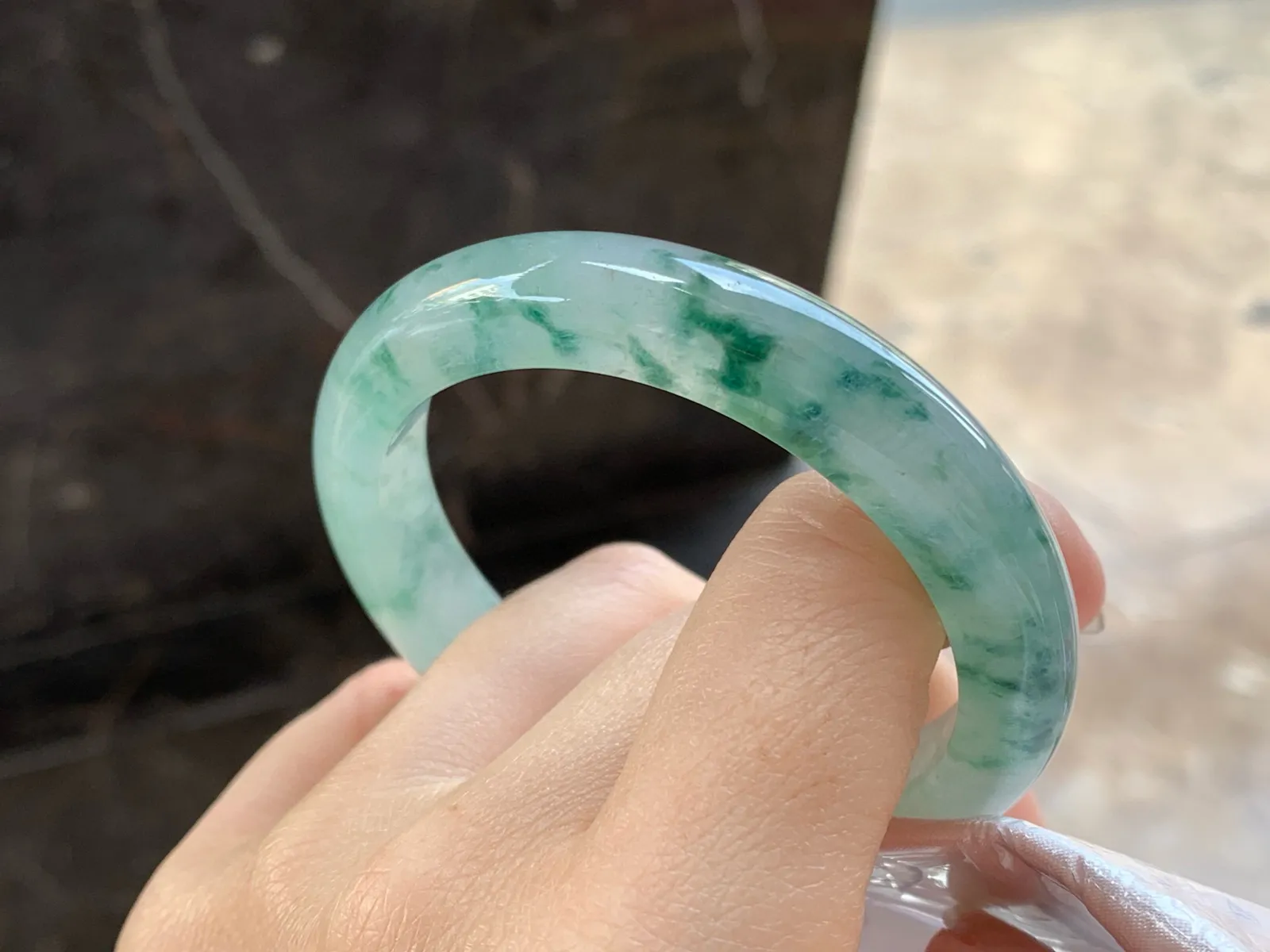 冰飘花手镯
尺寸：52.5-10.7-8.1mm
种水好～绿花点缀无瑕疵