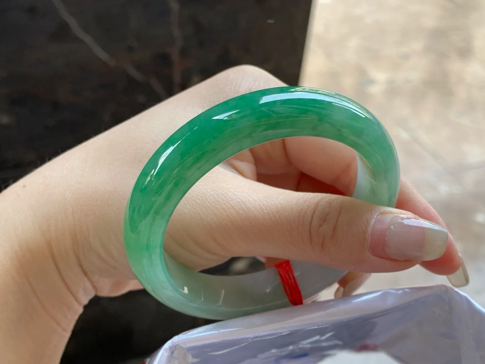 带色手镯
尺寸：55.5-12.6-8.2mm
底子细腻干净～一段绿色浓郁上手好看