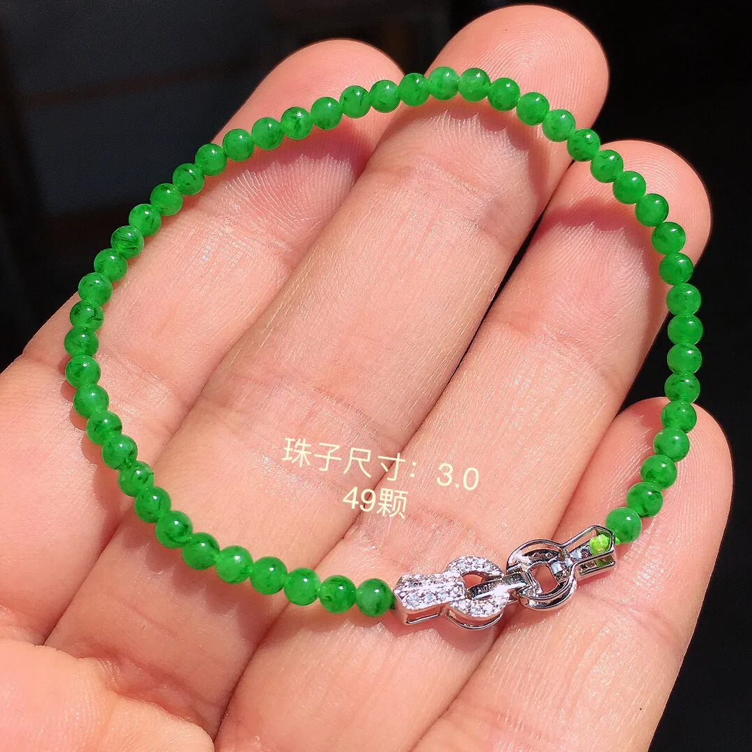 阳绿珠子手串，玉质细腻，荧光感超
强，饱满水润，气质满满。18k
金豪华镶嵌
