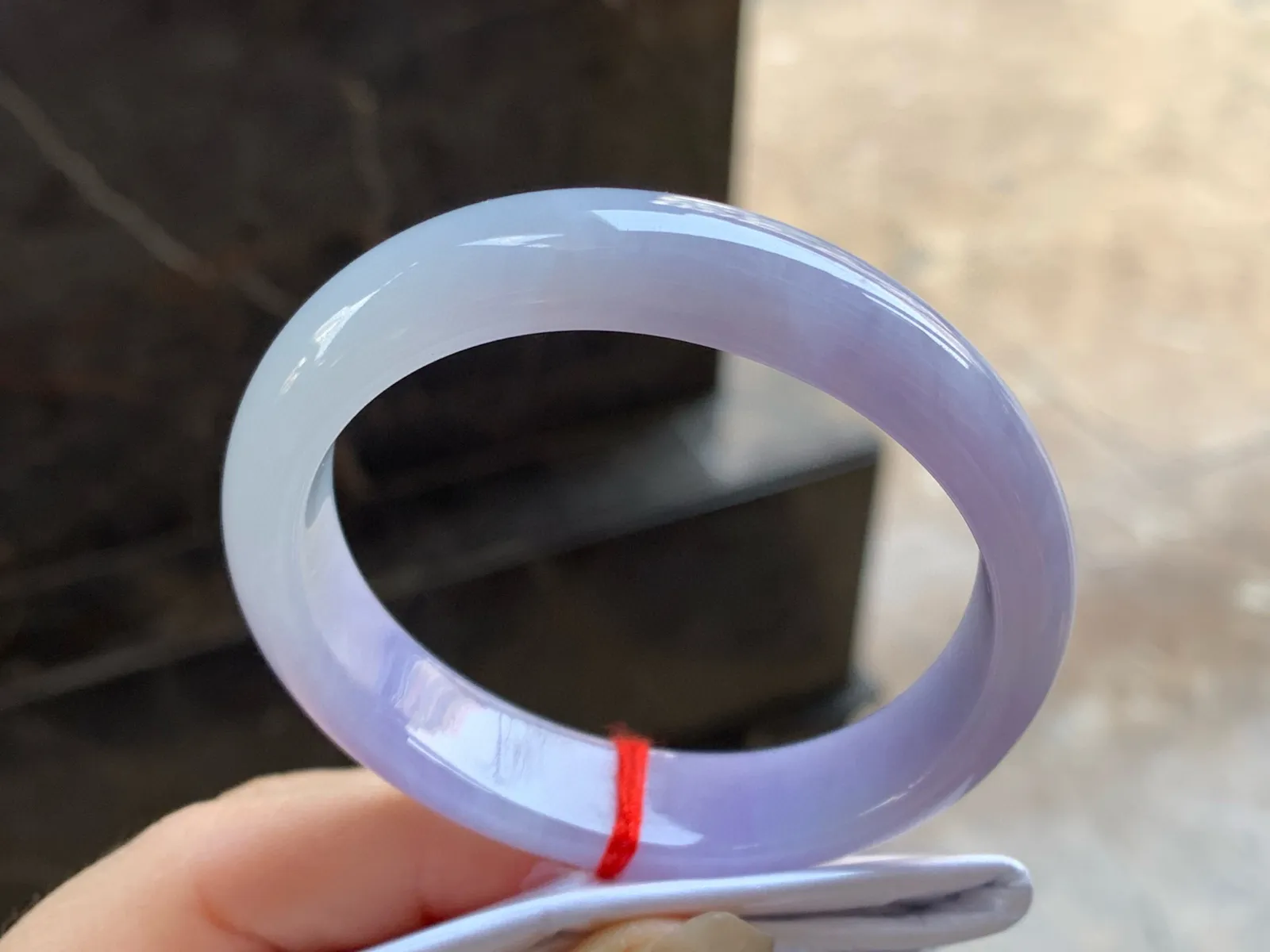紫罗兰贵妃镯
尺寸：53-12.3-7.2mm
底子细腻干净～正圈50 51可以戴上手好看