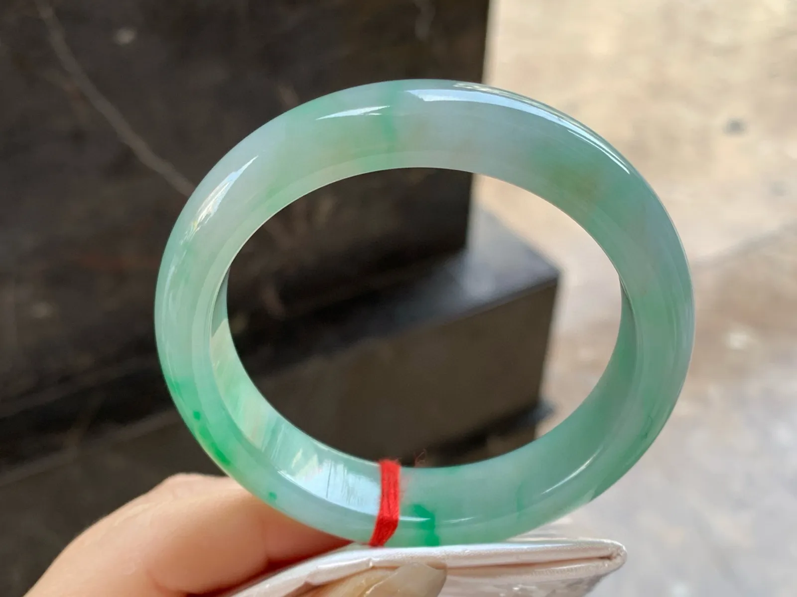 带色手镯
尺寸：56.5-13.2-8.5mm
有种有色～上手漂亮 推荐
