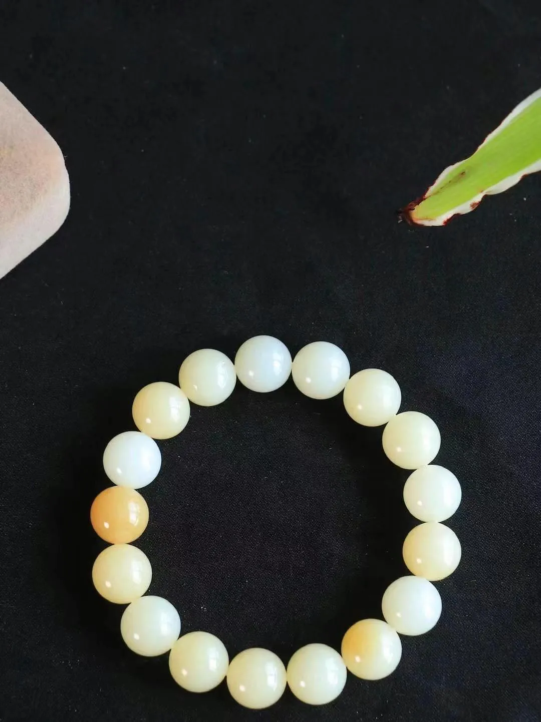 【腕间雅致.手串】

精品和田玉糖白玉圆珠手串，以天然和田玉为材，玉质温润，光泽柔和。佩戴它，仿佛将大自然的灵气凝聚于腕间，展现低调奢华的高端品味。重44.2克  尺寸取一12mm  80301865L