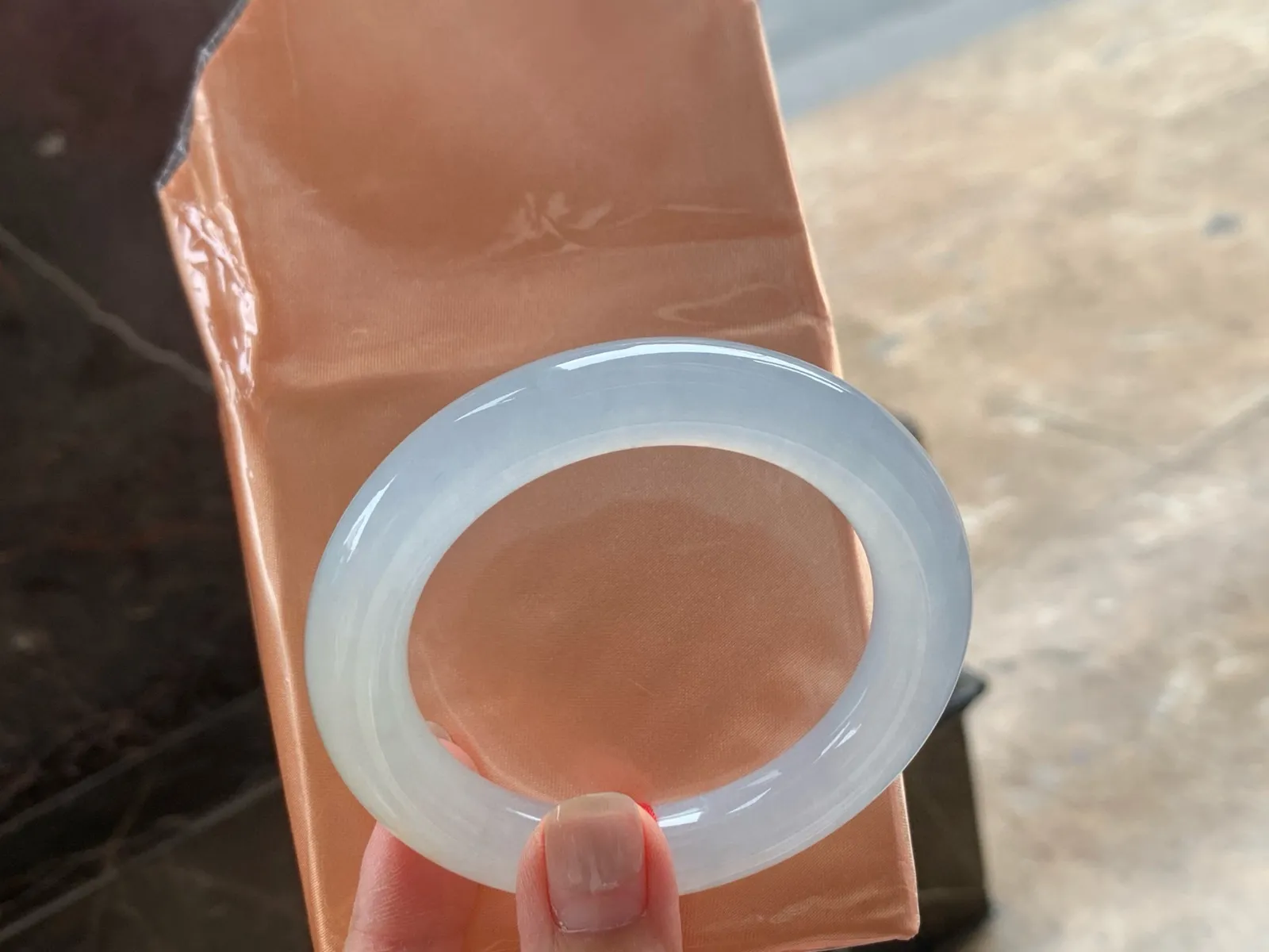 冰种福镯
尺寸：55-11.2mm
冰味十足～整圈冰透起荧光无瑕疵
