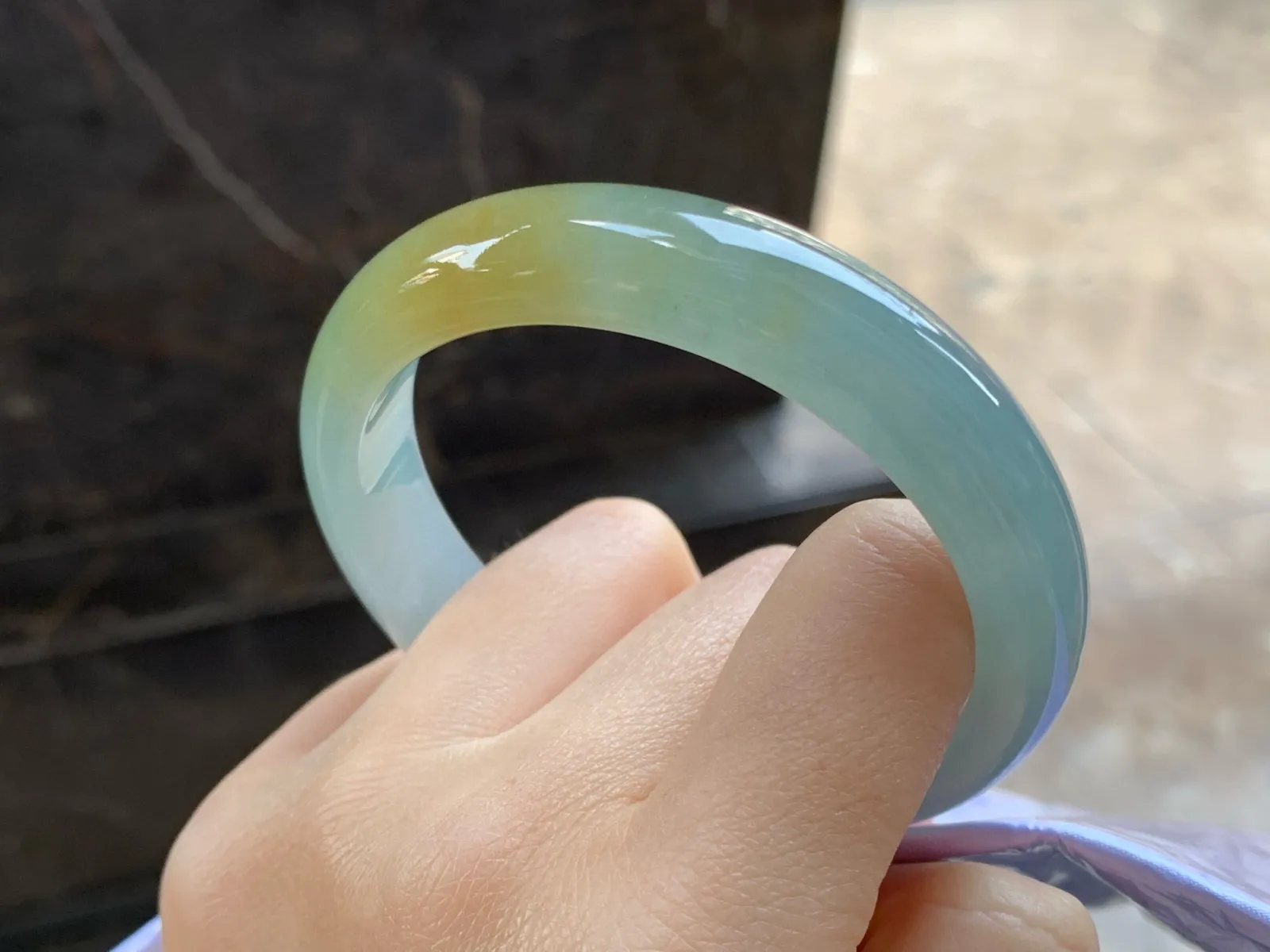 黄翡手镯
尺寸：58-13.2-8mm
种老肉细～特色镯无瑕疵