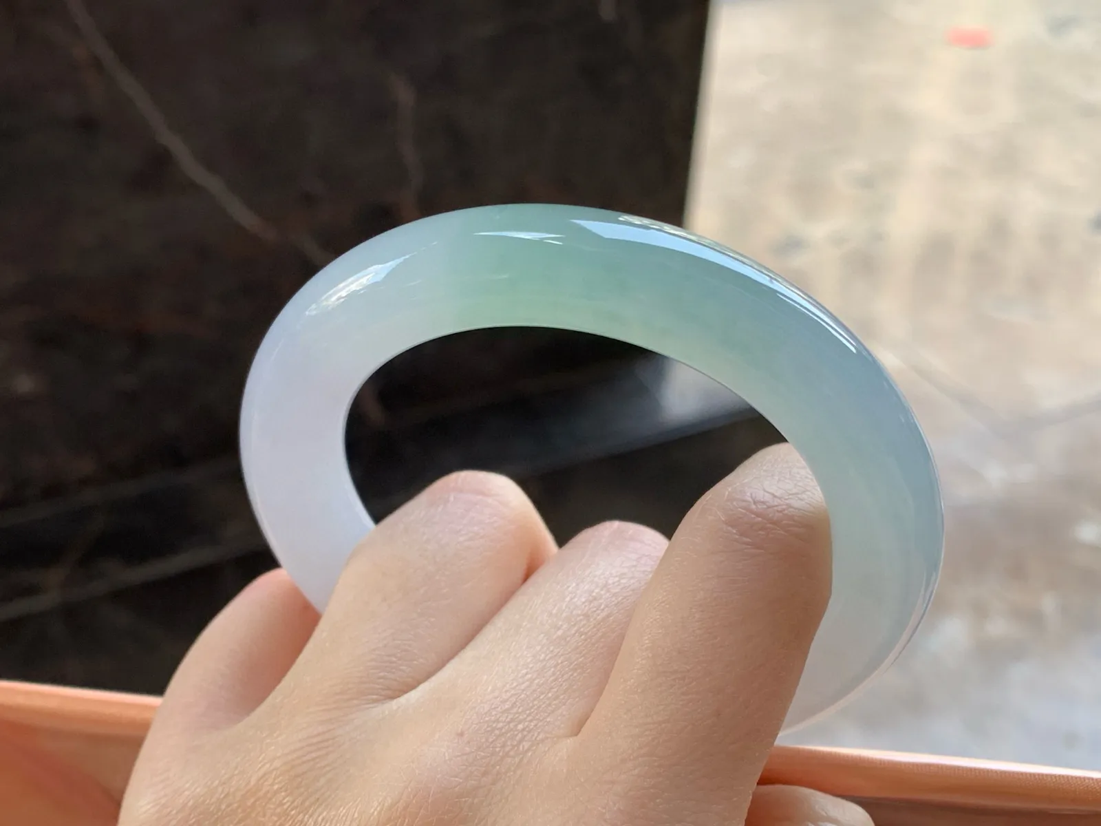 晴绿圆条手镯
尺寸：57.6-12.3-12mm
肉质细腻干净～水润清秀无瑕疵