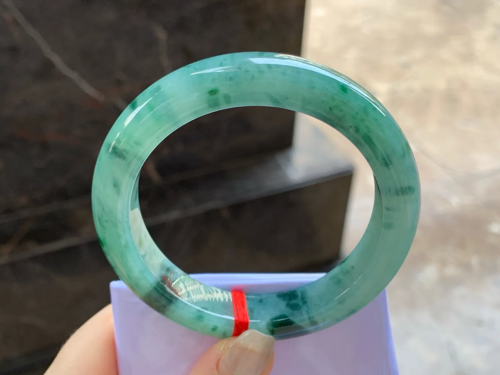 飘绿手镯
尺寸：57.2-12.7-9.6mm
肉质细腻～特色镯上手好看