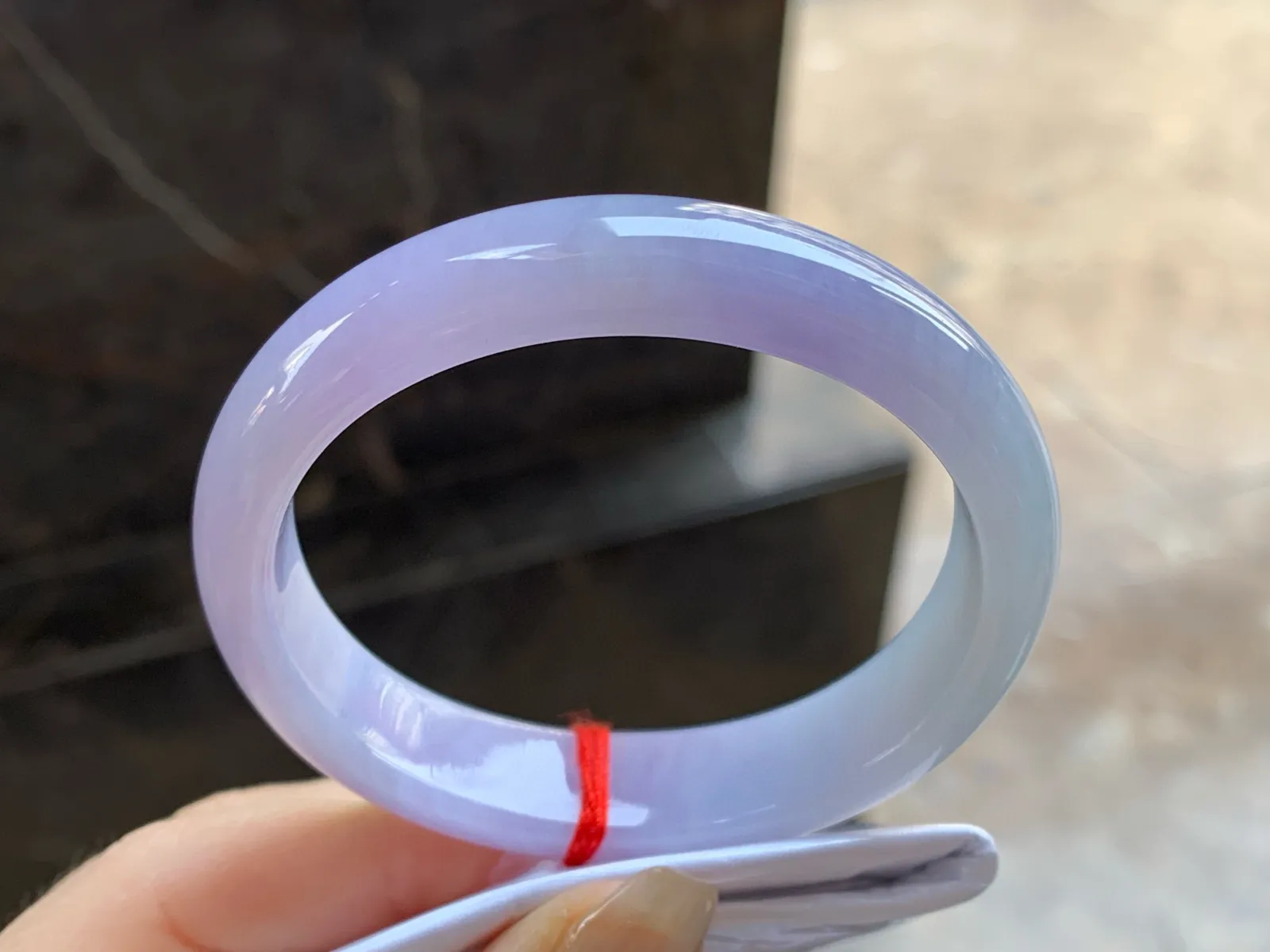 紫罗兰贵妃镯
尺寸：53-12.3-7.2mm
底子细腻干净～正圈50 51可以戴上手好看