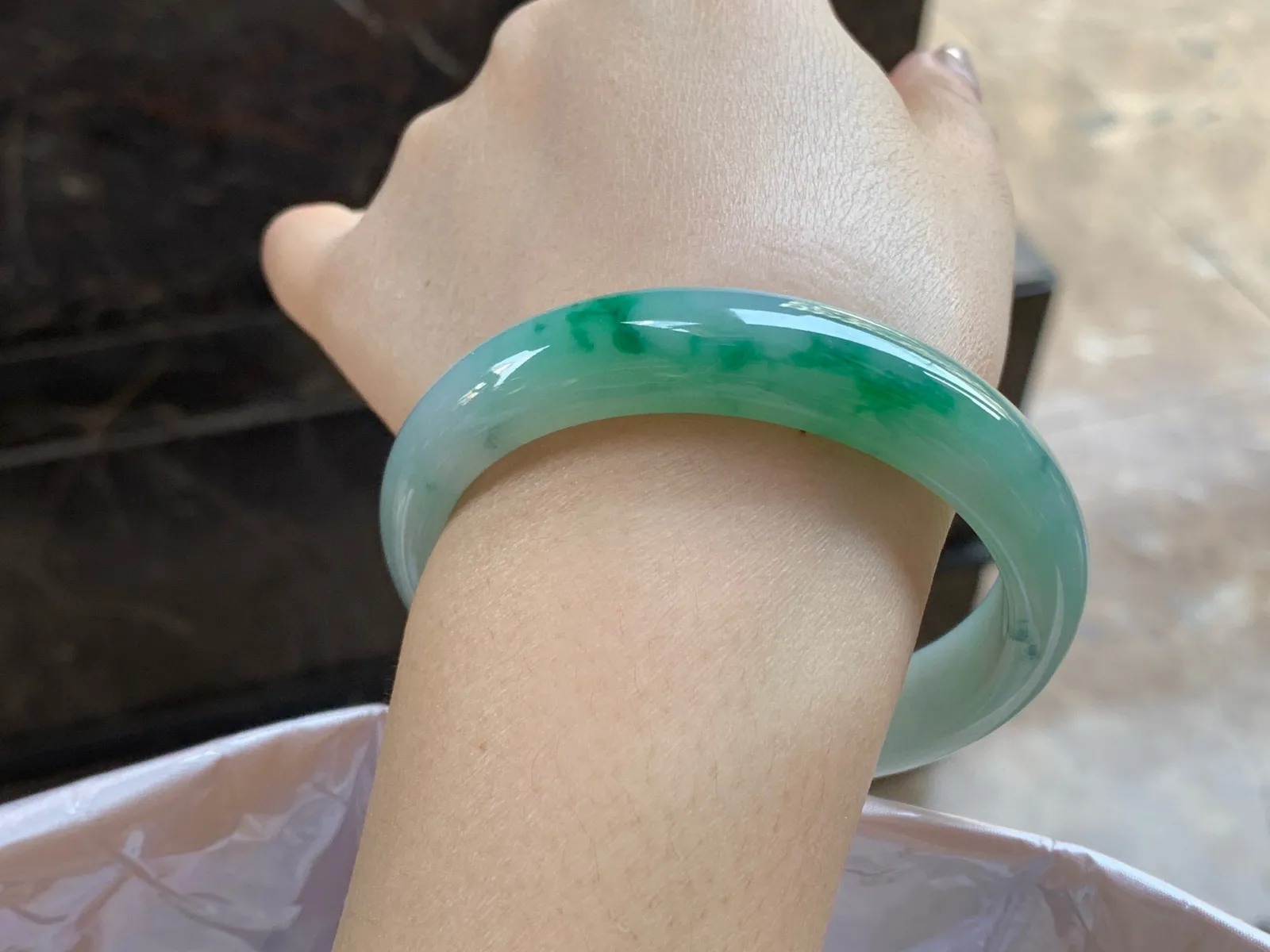 带色手镯
尺寸：58.2-13-8mm
底子细腻干净～绿花缠绕上手好看