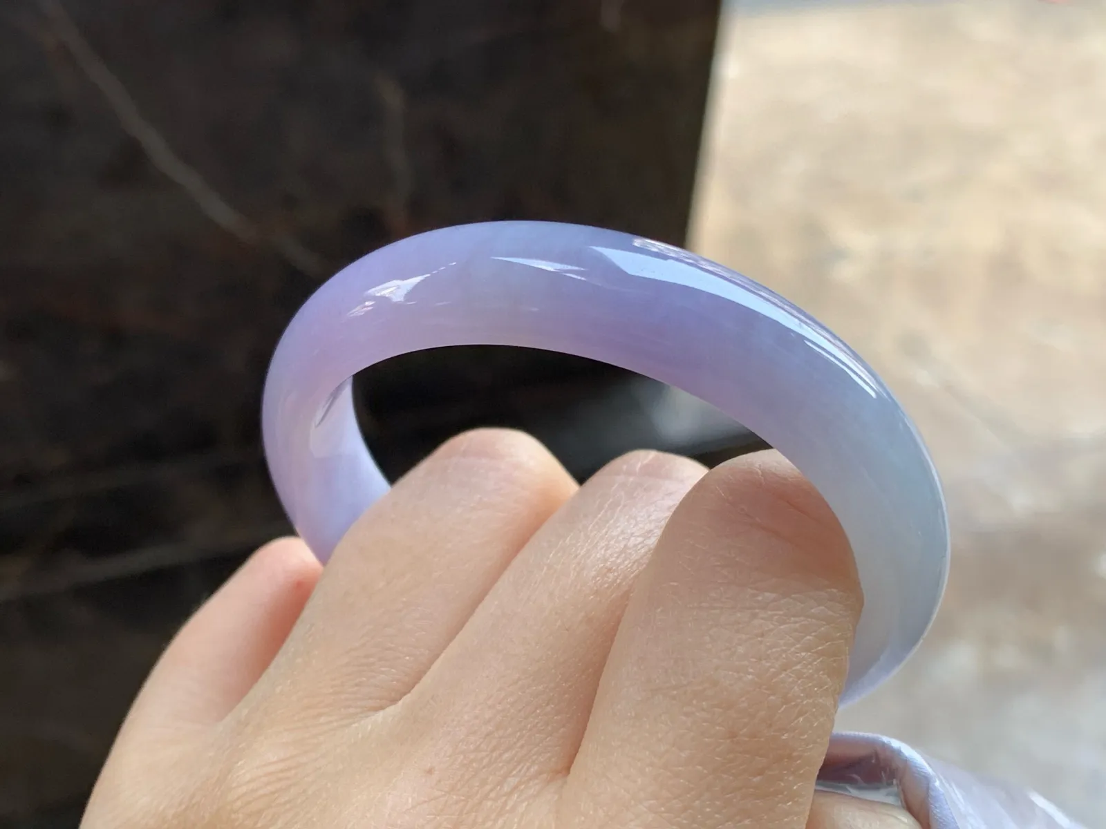 紫罗兰贵妃镯
尺寸：53-12.3-7.2mm
底子细腻干净～正圈50 51可以戴上手好看