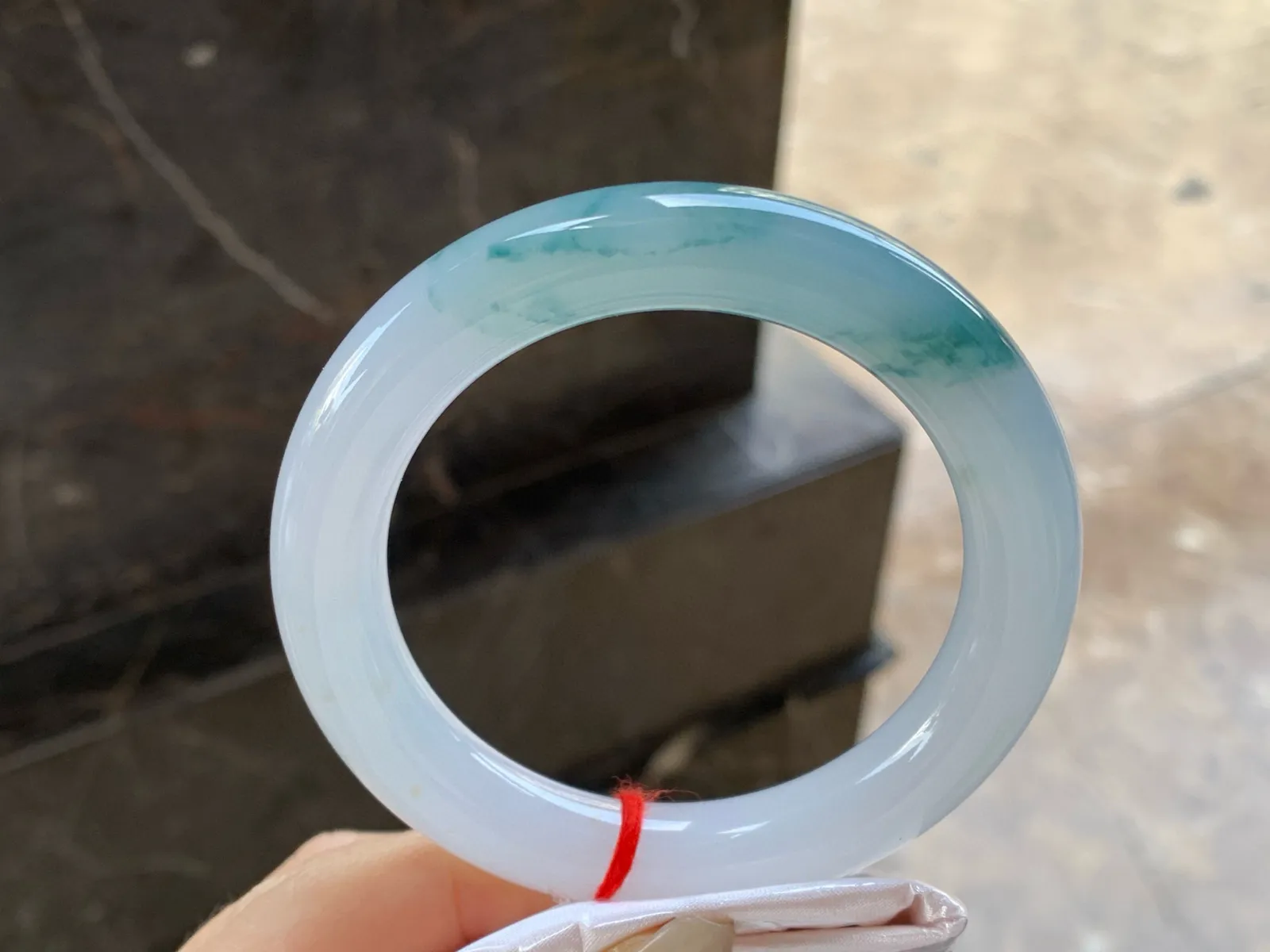 飘蓝花圆条手镯
尺寸：56.6-10.8mm
底子细腻干净～蓝花点缀很清秀