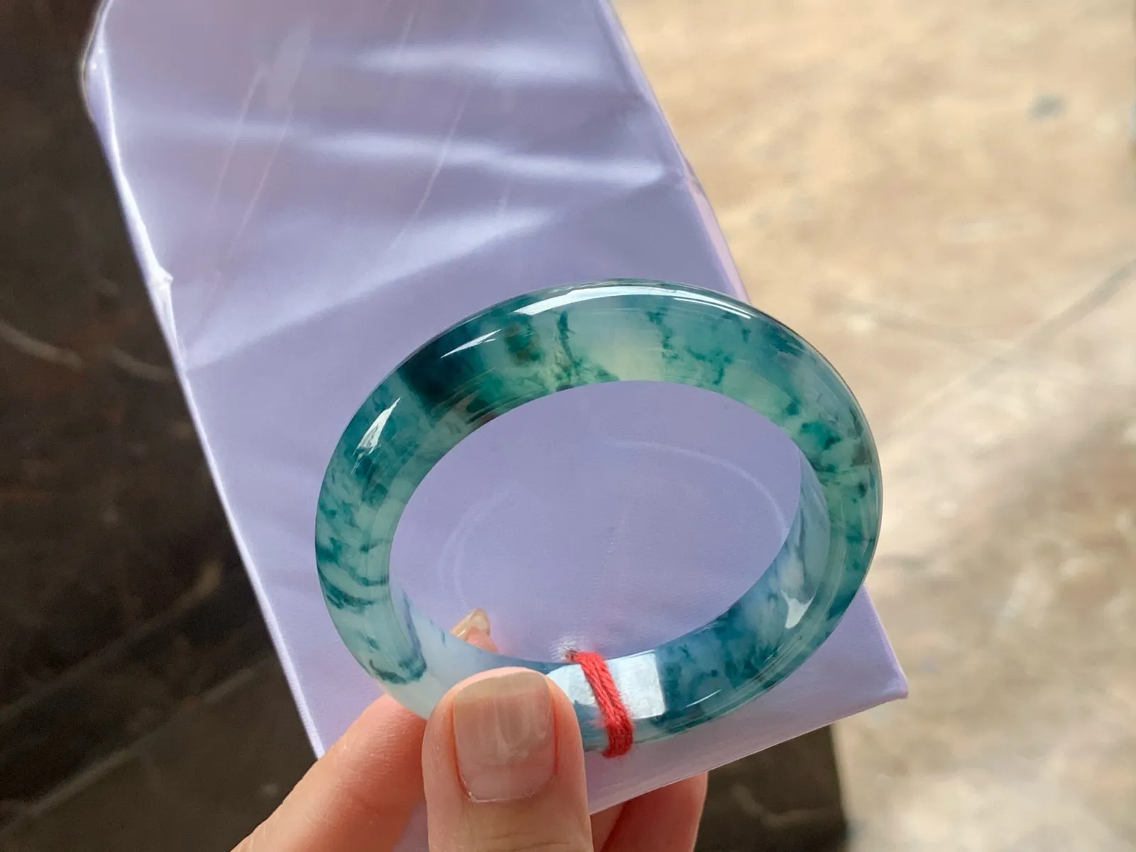 冰种飘花贵妃镯
尺寸：55.8-11.7-7.6mm
种好水足，花色漂亮，正圈52 53可以戴推荐