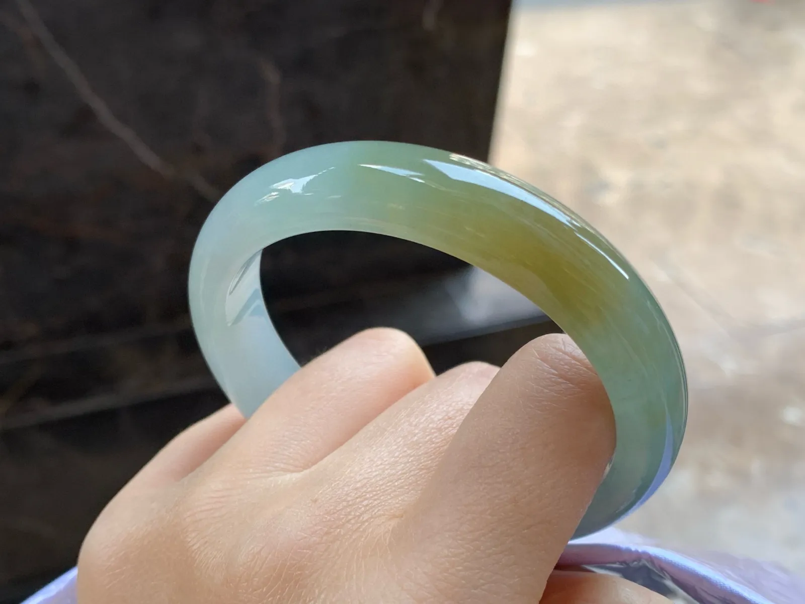 黄翡手镯
尺寸：58-13.2-8mm
种老肉细～特色镯无瑕疵