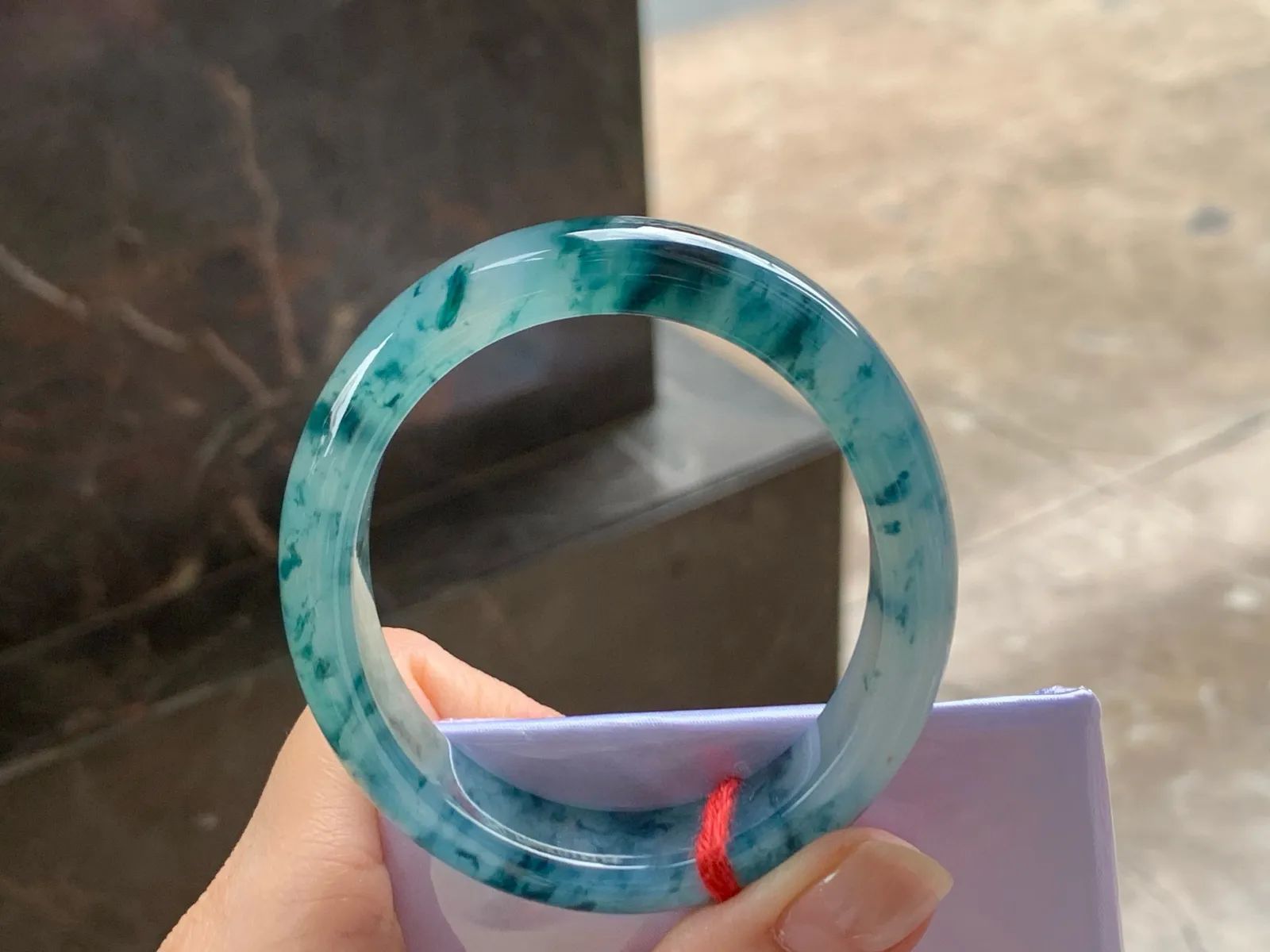 冰种飘花贵妃镯
尺寸：55.8-11.7-7.6mm
种好水足，花色漂亮，正圈52 53可以戴推荐