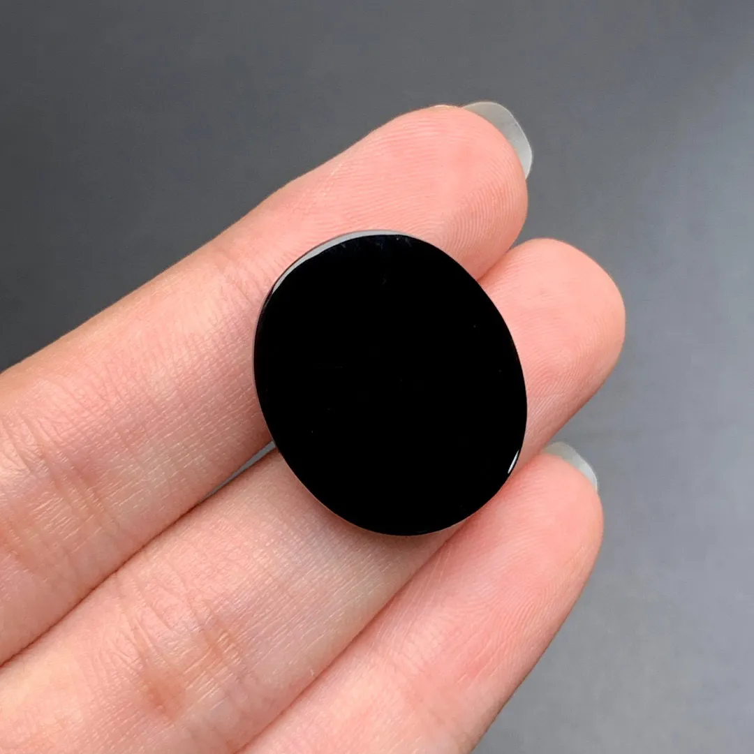 缅甸墨翠蛋面裸石戒面，黑度极黑 种老起胶 肉质细腻 打灯冰冰透透 色正阳绿 尺寸大