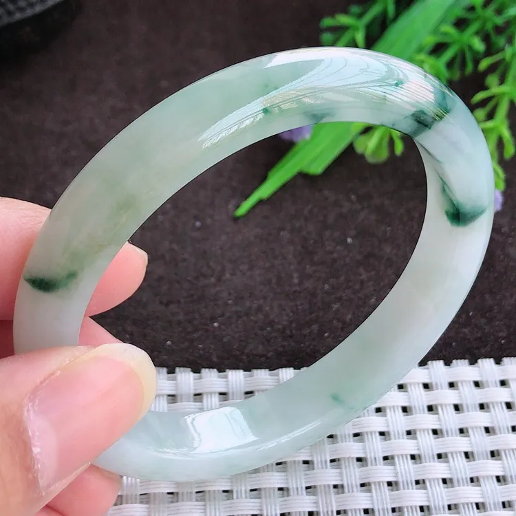 自然光，55圈口，老坑秀气温润飘花贵妃手镯，翡翠轮胎镯，美人镯，玉质细腻，冰莹起胶，色泽鲜美，均匀靓丽，雕工精湛，意境优美，清秀灵气，优雅气质，尺寸55/48.5/10/7.5