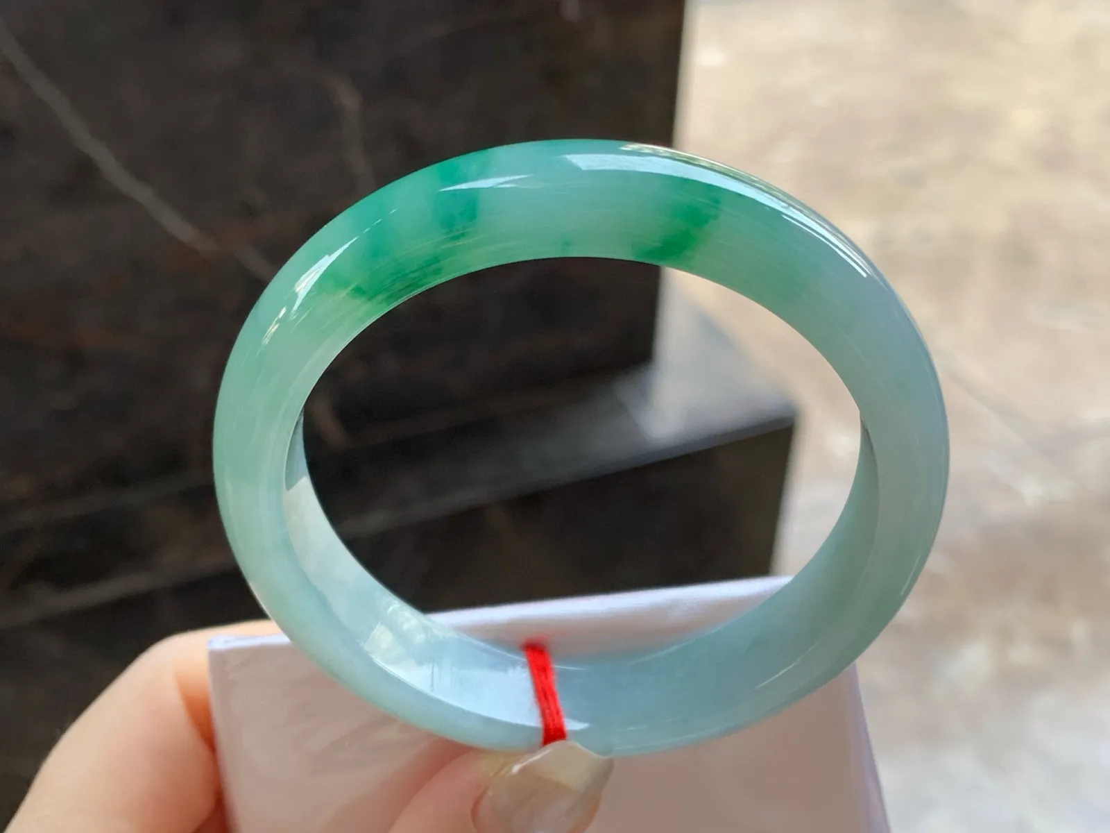 带色手镯
尺寸：58.2-13-8mm
底子细腻干净～绿花缠绕上手好看