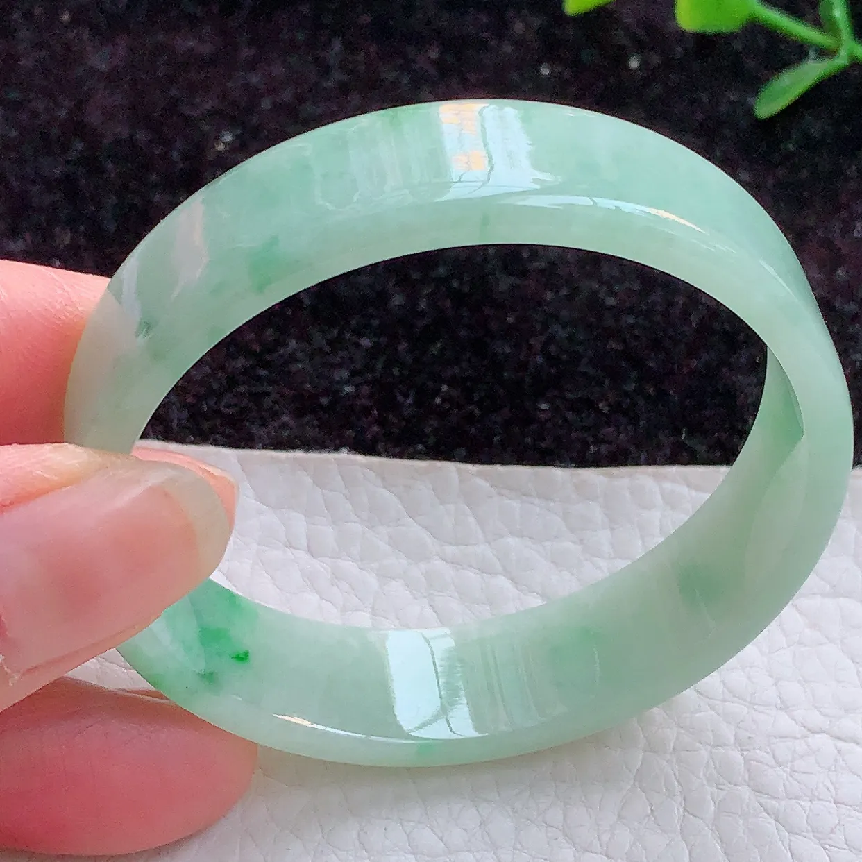 hh自然光53mm缅甸翡翠A货冰胶飘阳绿宽扁玉手镯 玉手环53*13.6*4mm