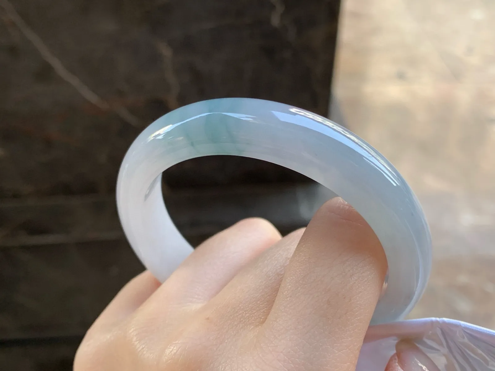 飘花手镯
尺寸：57-13.1-8.1mm
肉质细腻干净～水润十足