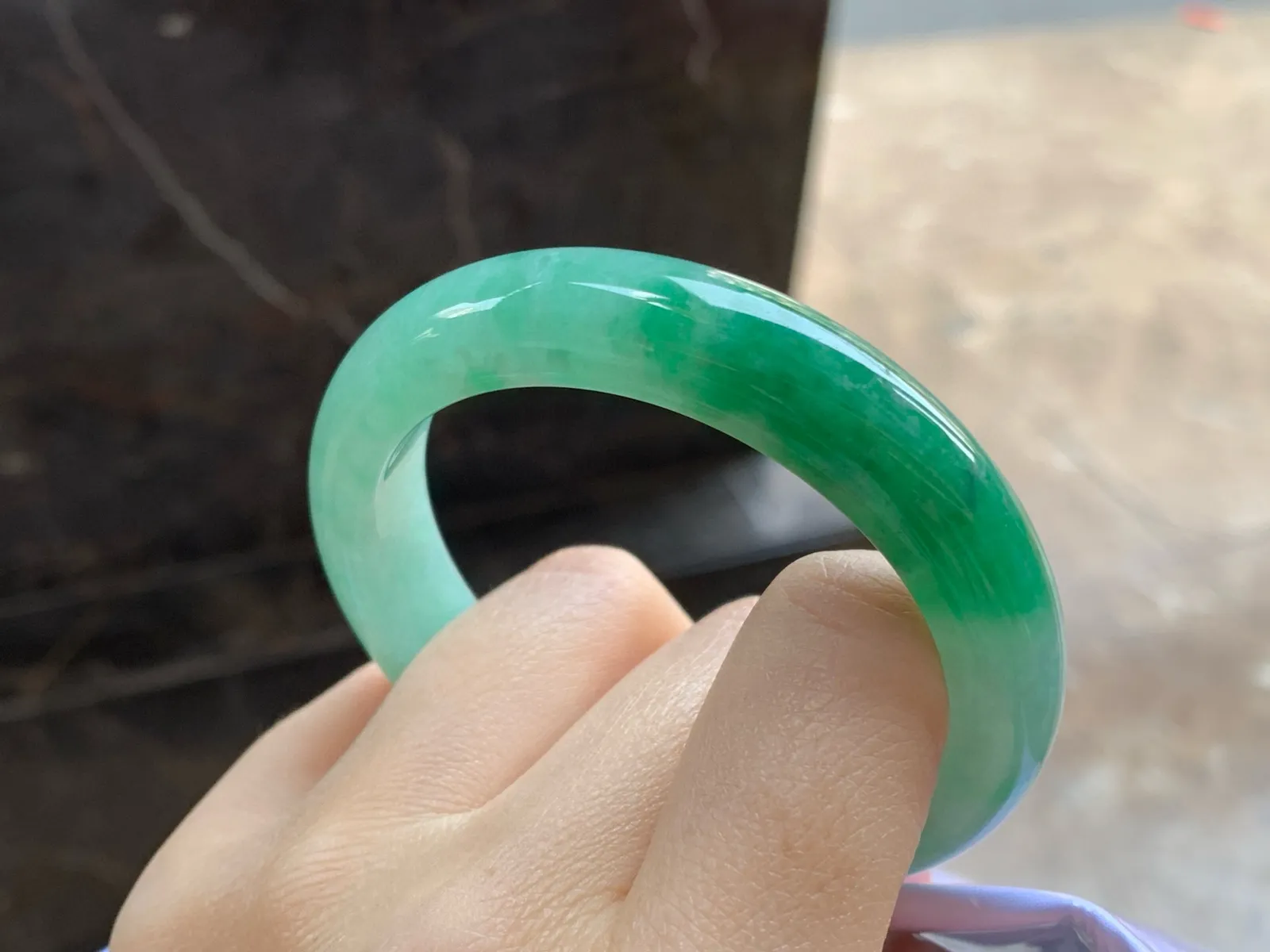 带色手镯
尺寸：53.6-11.8-8.5mm
有种有色～绿色浓郁 上手好看
