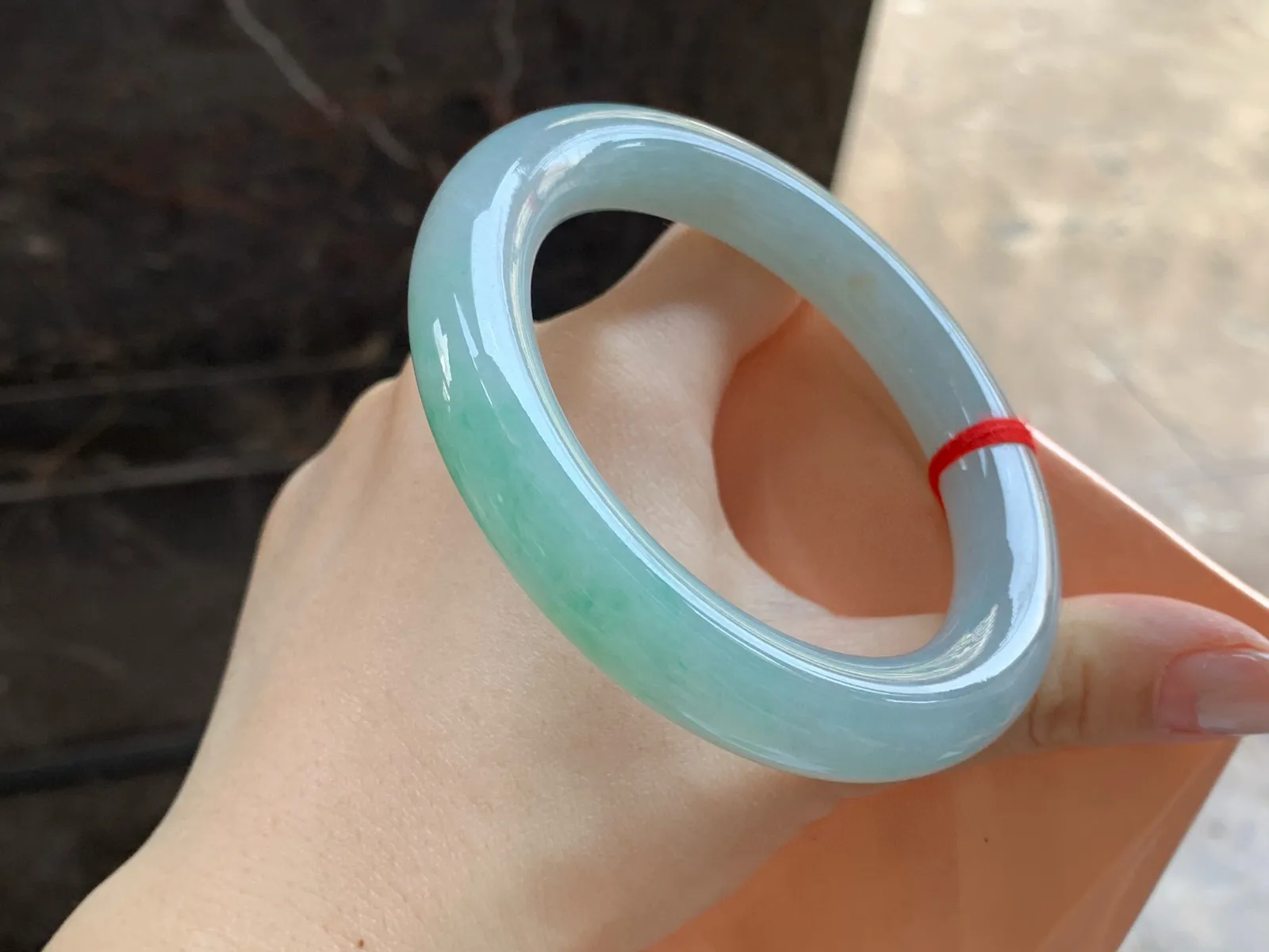 带色圆条手镯
尺寸：58.5-11.6mm
底子细腻干净～大圈口