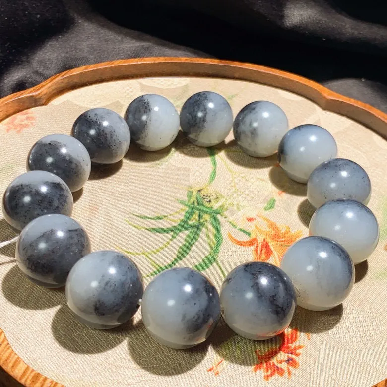 新疆籽料青花一线天圆珠手串 。青花手串。单颗尺寸16重89克。白度一级。玉质细腻油润。手推出油。品相大气。lt250319