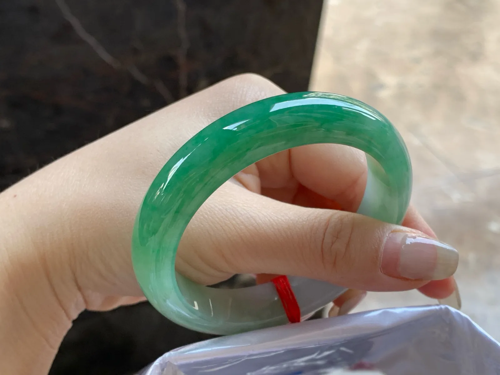 带色手镯
尺寸：55.5-12.6-8.2mm
底子细腻干净～一段绿色浓郁上手好看