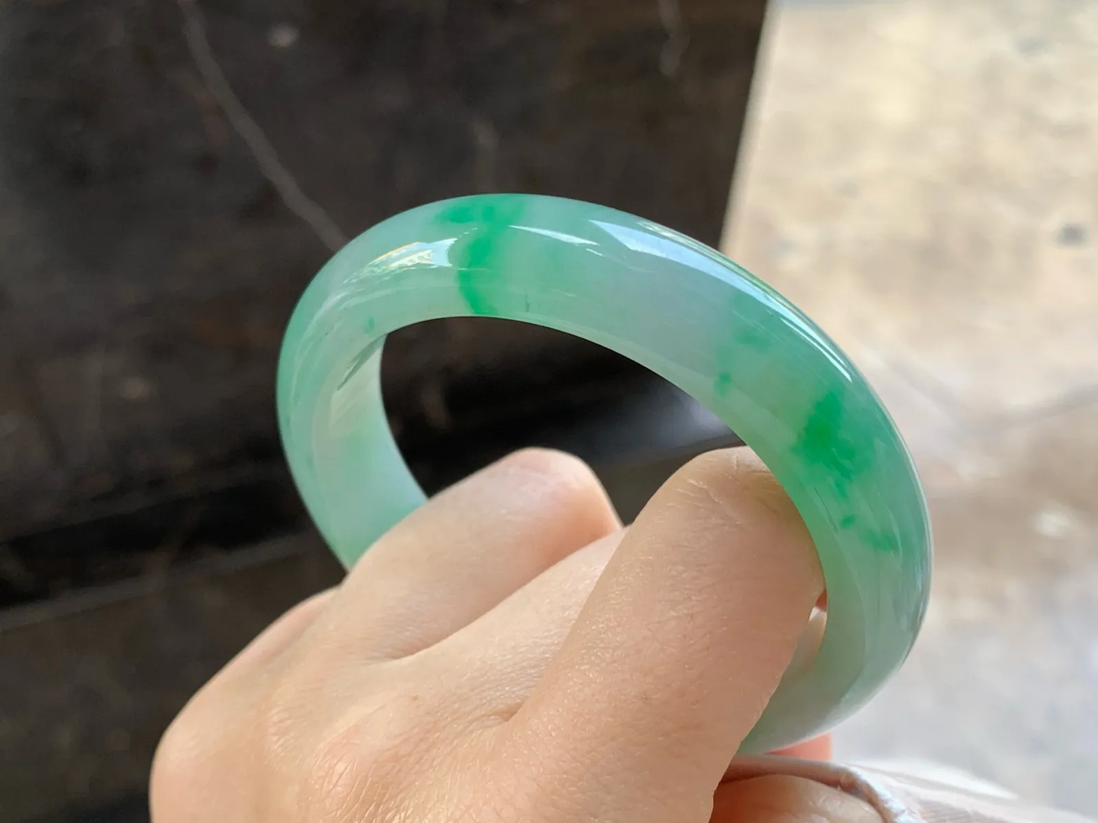 带色手镯
尺寸：56.5-13.2-8.5mm
有种有色～上手漂亮 推荐