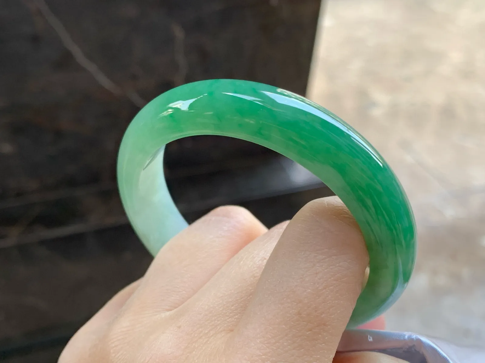 带色手镯
尺寸：55.5-12.6-8.2mm
底子细腻干净～一段绿色浓郁上手好看