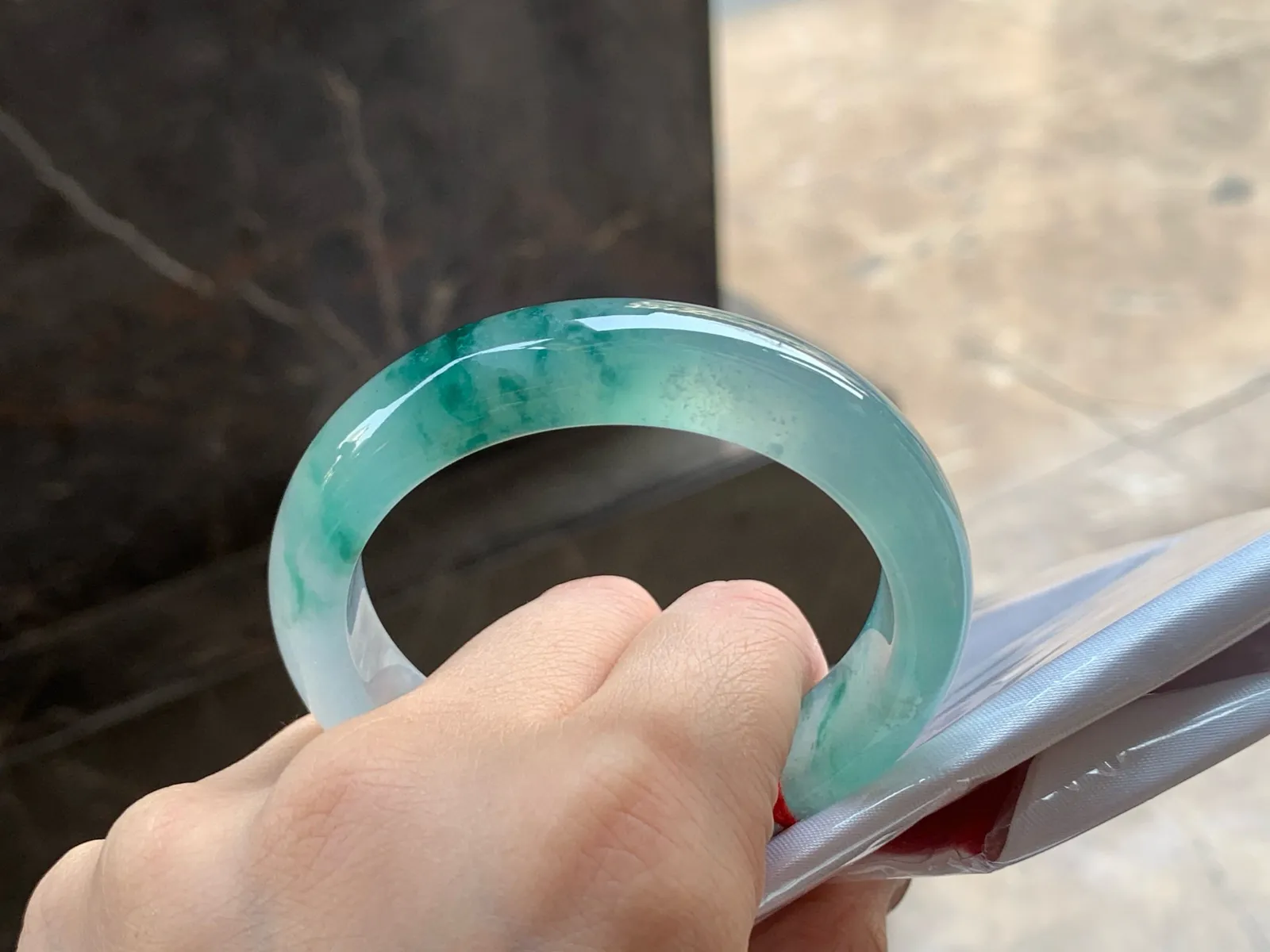 冰种飘花手镯
尺寸：52.5-13-8mm
种好水足，花色漂亮，精品小圈口