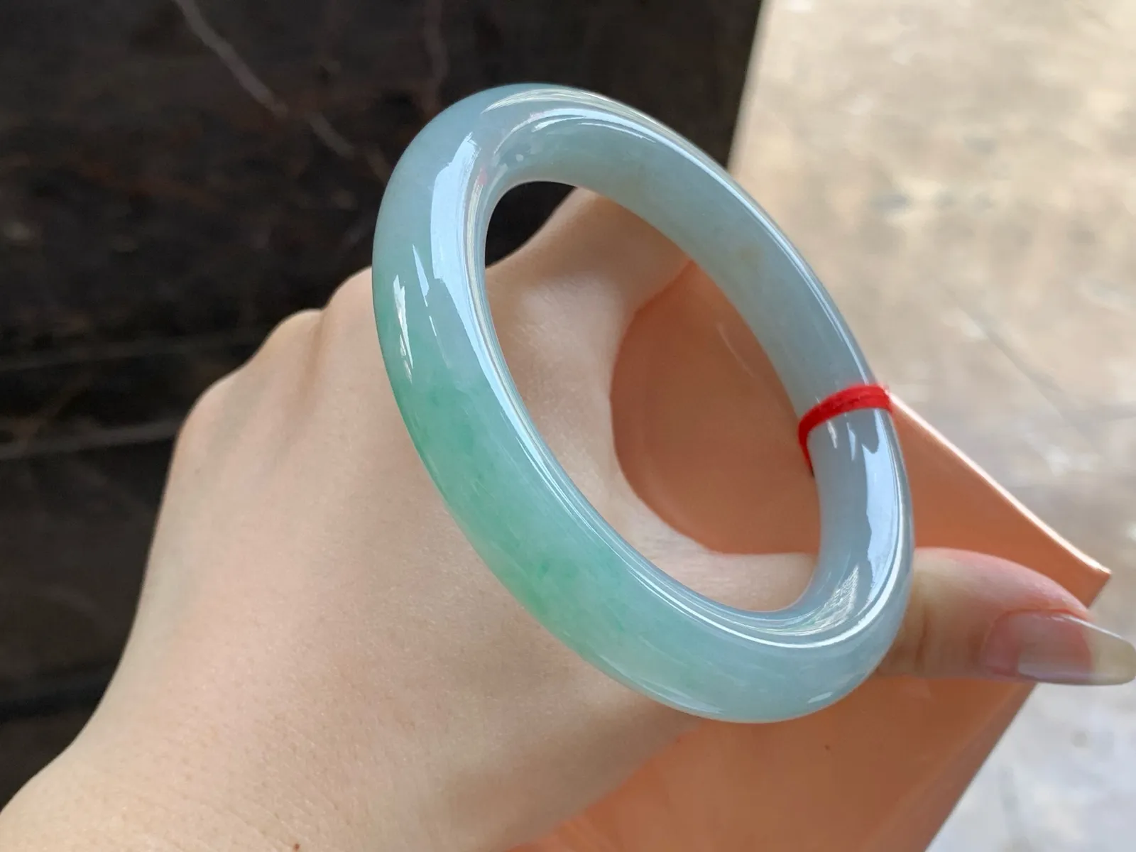 带色圆条手镯
尺寸：58.5-11.6mm
底子细腻干净～大圈口