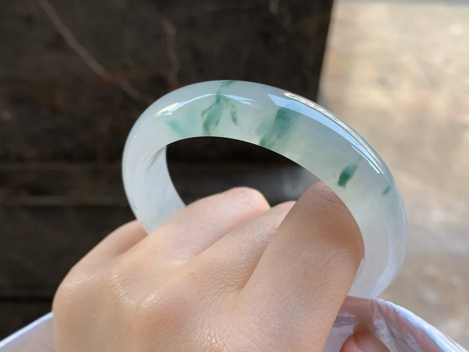 冰飘花手镯
尺寸：54.5-12.6-8mm
冰味十足～飘花点缀无瑕疵