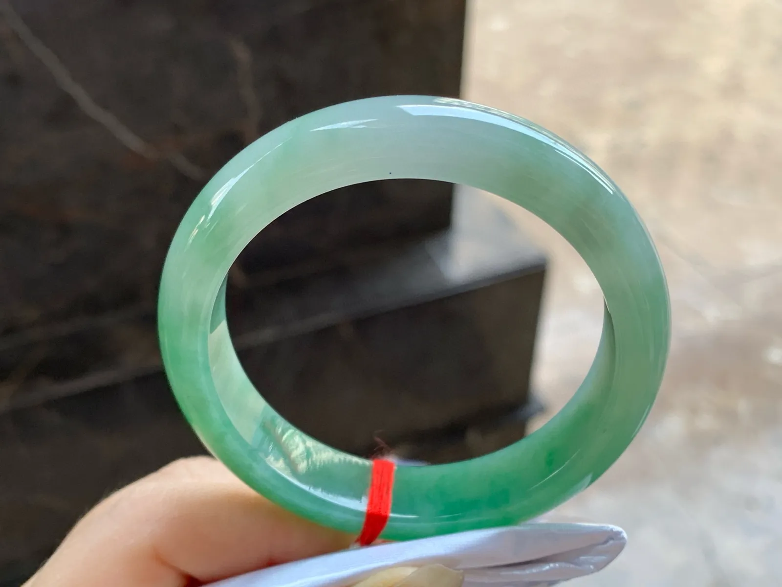 带色手镯
尺寸：55.5-12.6-8.2mm
底子细腻干净～一段绿色浓郁上手好看