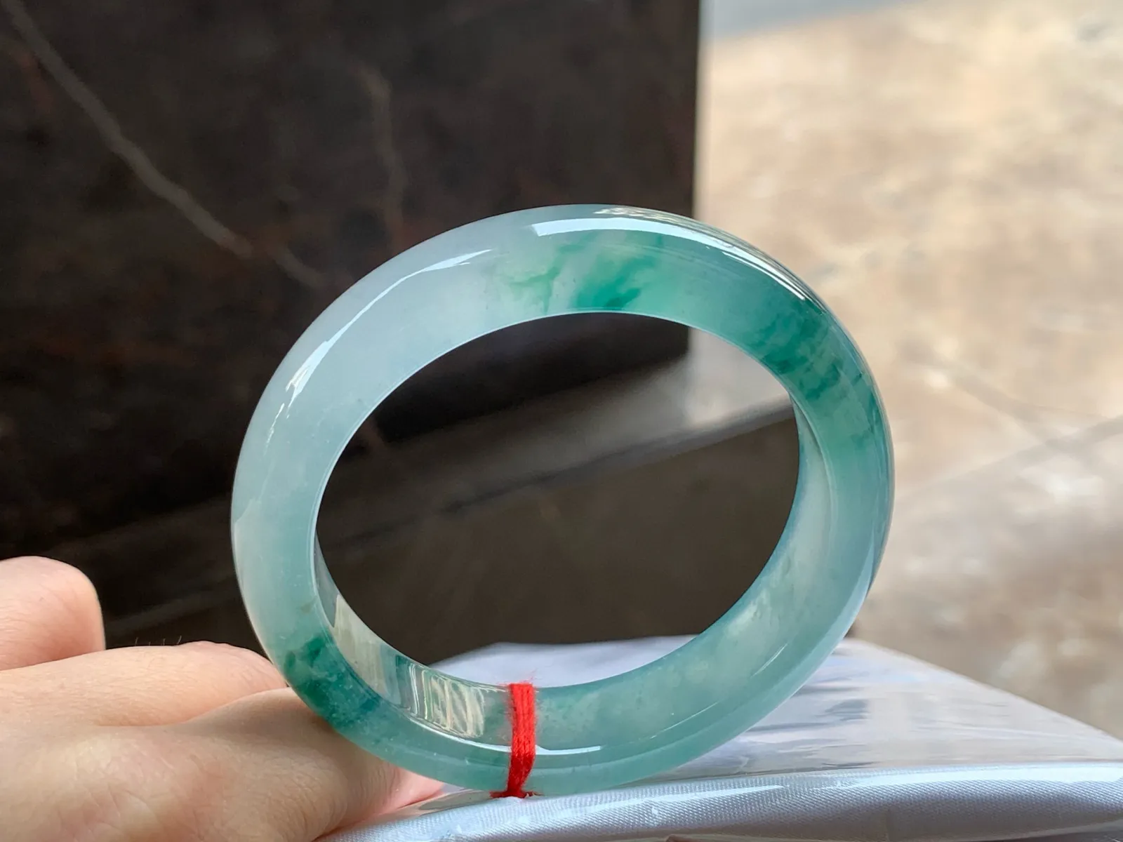 冰种飘花手镯
尺寸：52.5-13-8mm
种好水足，花色漂亮，精品小圈口