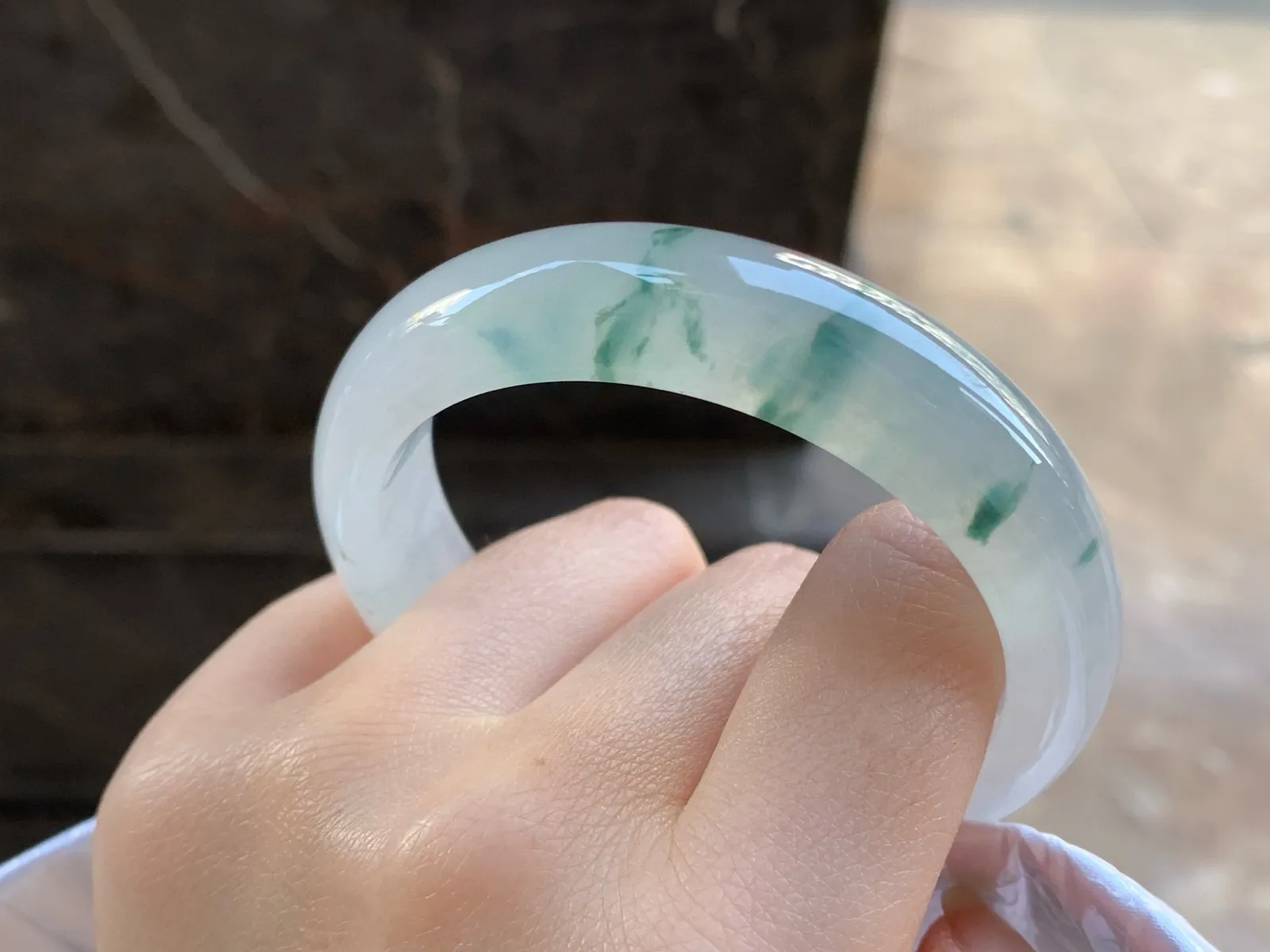 冰飘花手镯
尺寸：54.5-12.6-8mm
冰味十足～飘花点缀无瑕疵